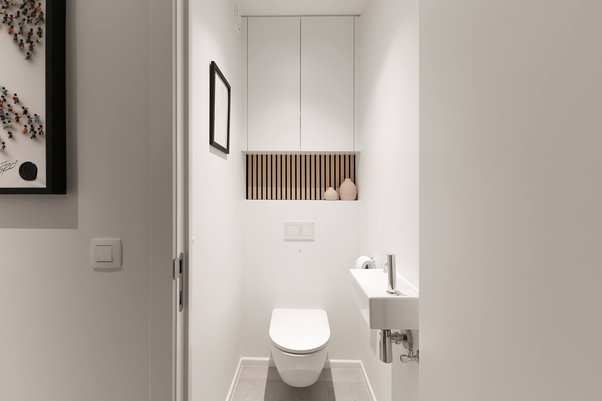 Custom toilet cabinet from Maatkasten Online combined with acoustic panels in Ivory Oak