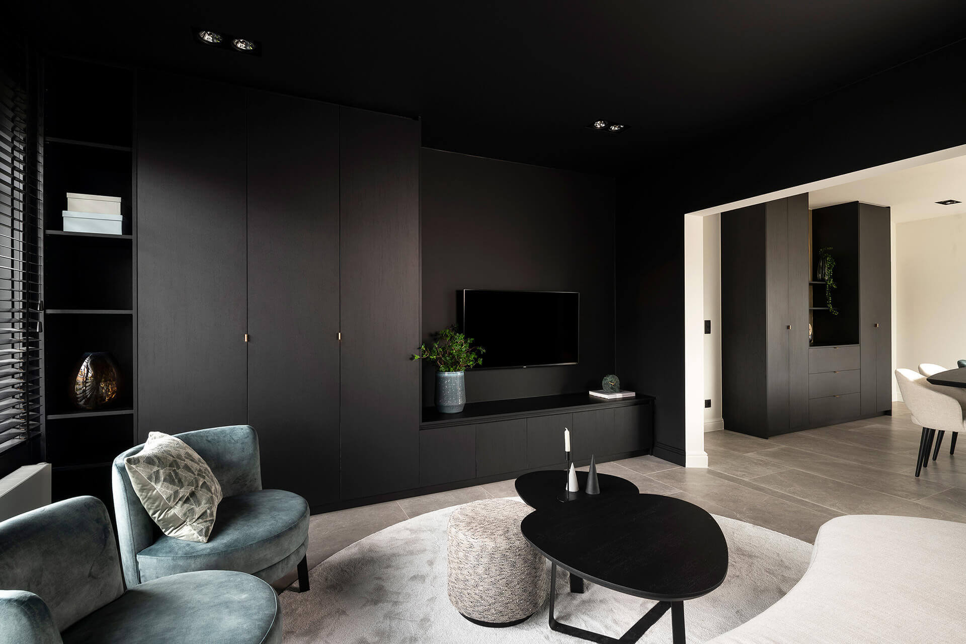 Wall unit combination, consisting of 2 tall storage cabinets and a chest of drawers in the middle