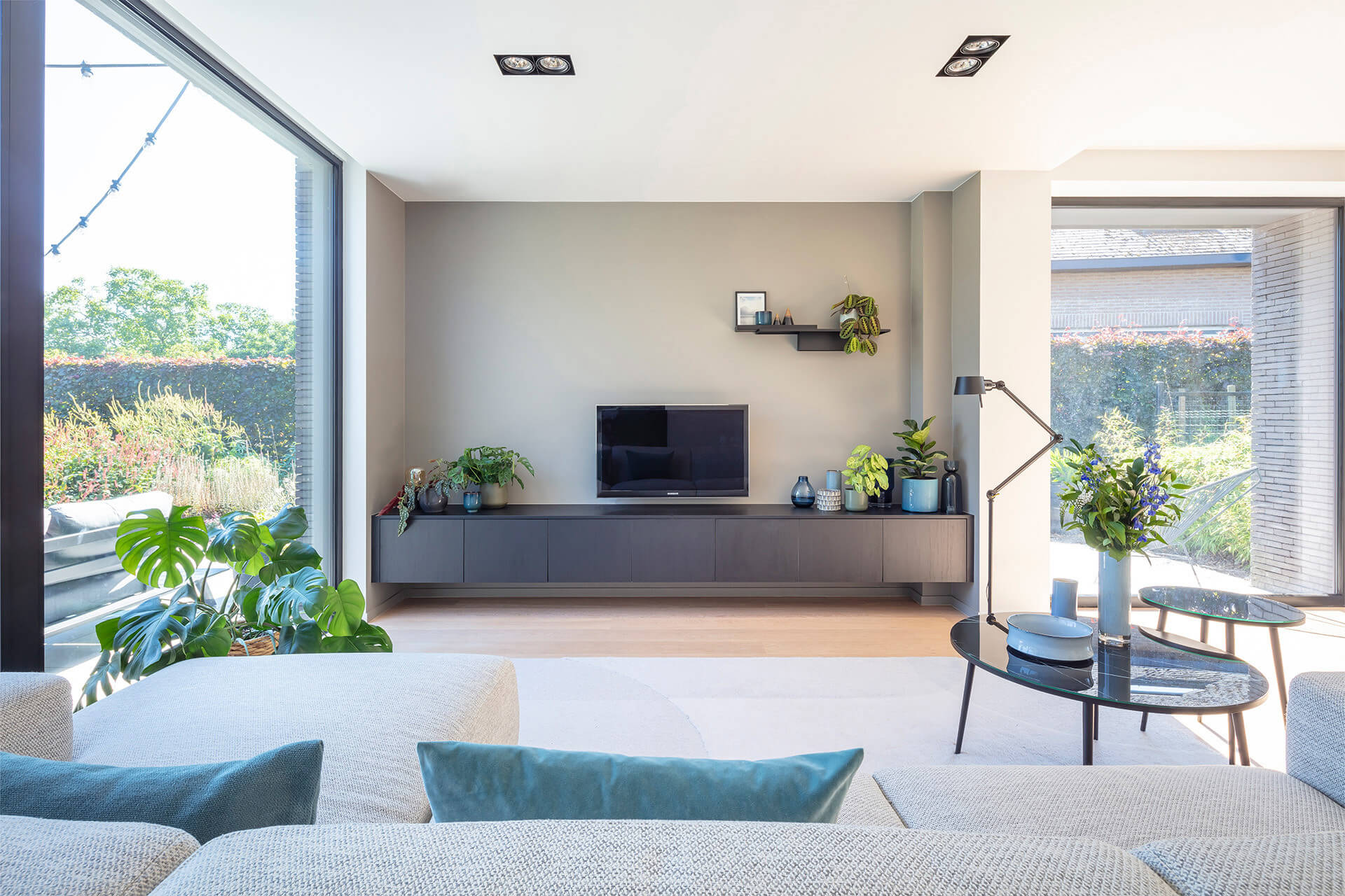 Made-to-measure floating TV unit in black and wood