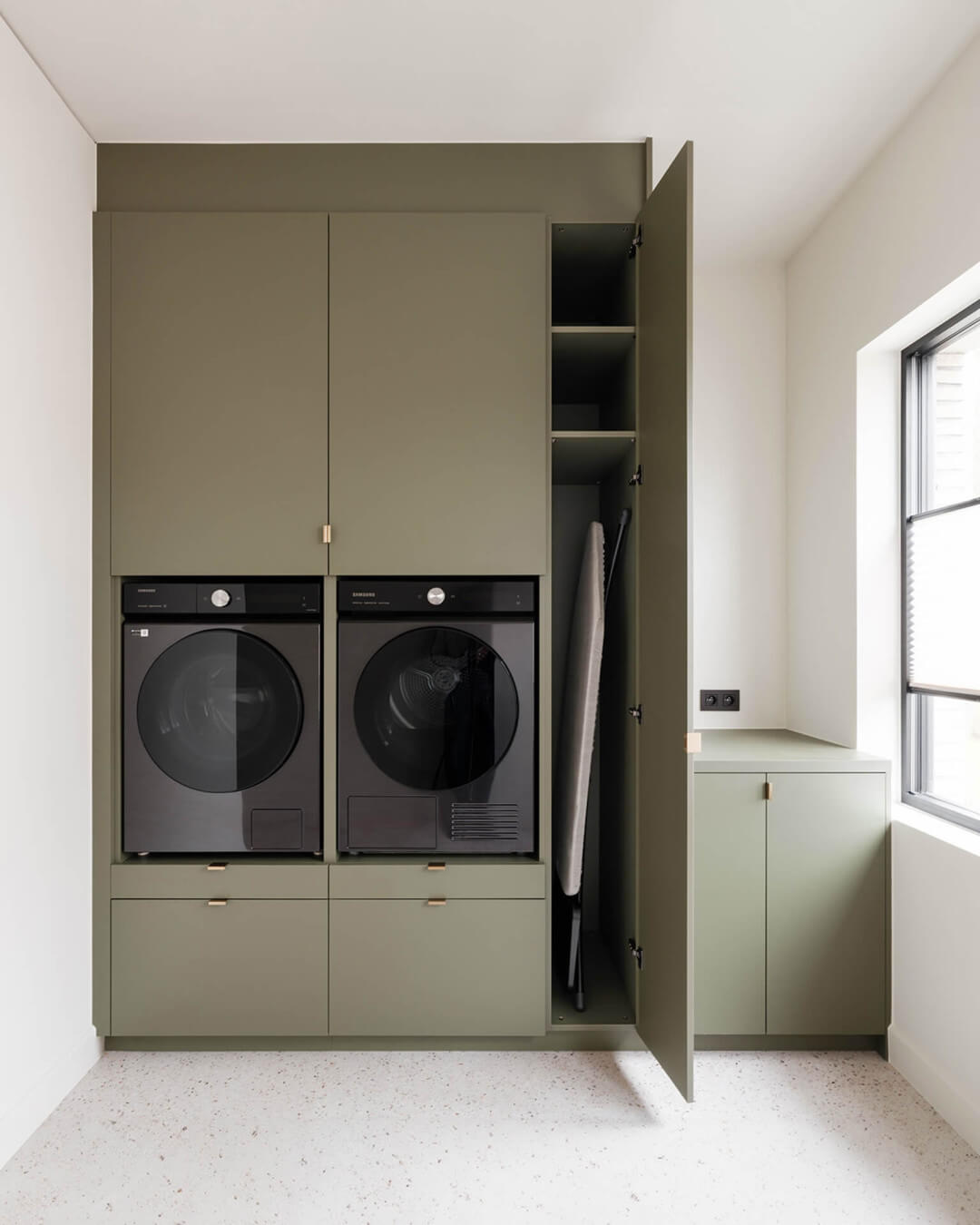 The custom-made laundry closet in the Sundae Huis laundry room