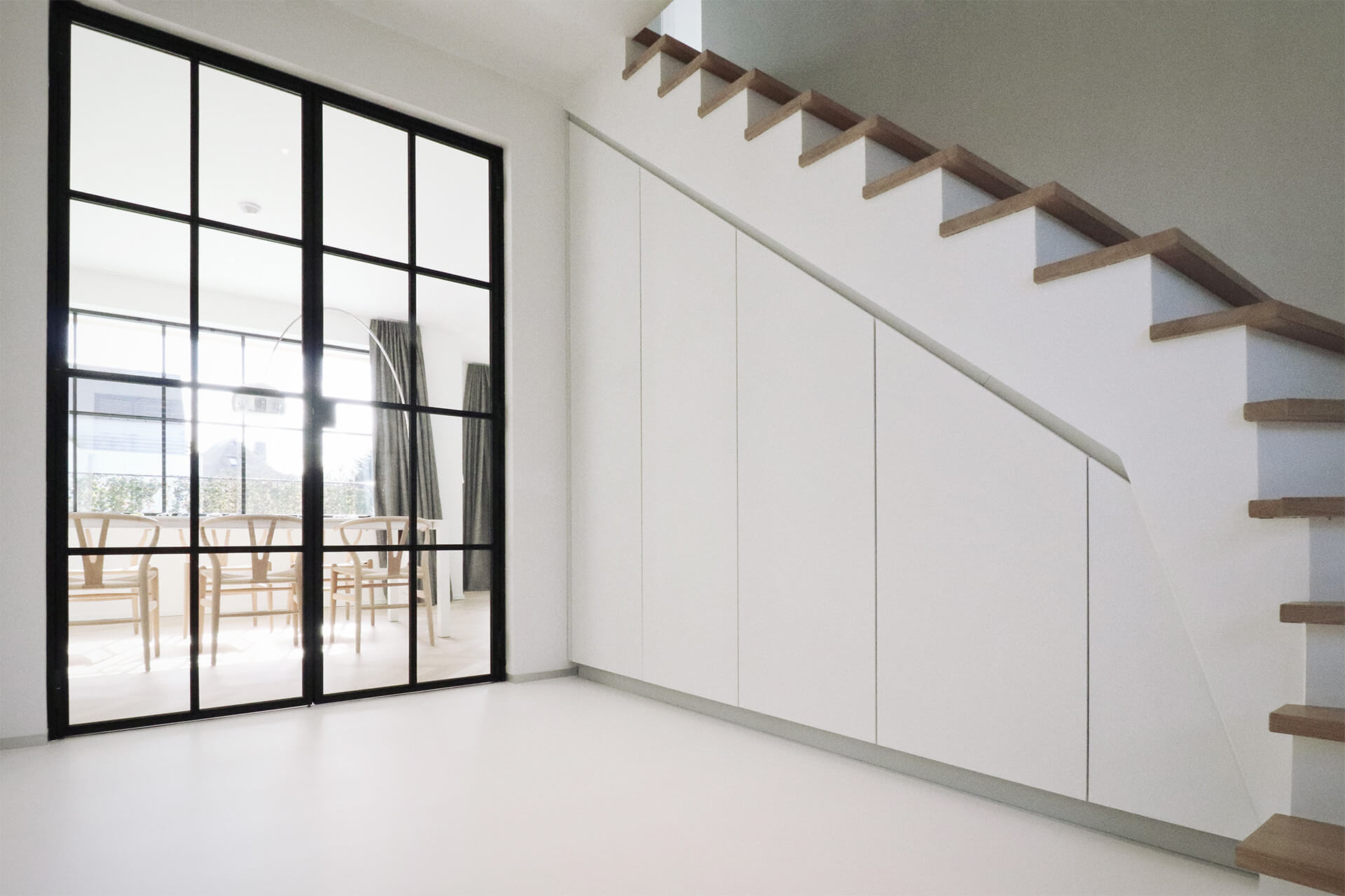 Placard d'escalier blanc sur mesure 