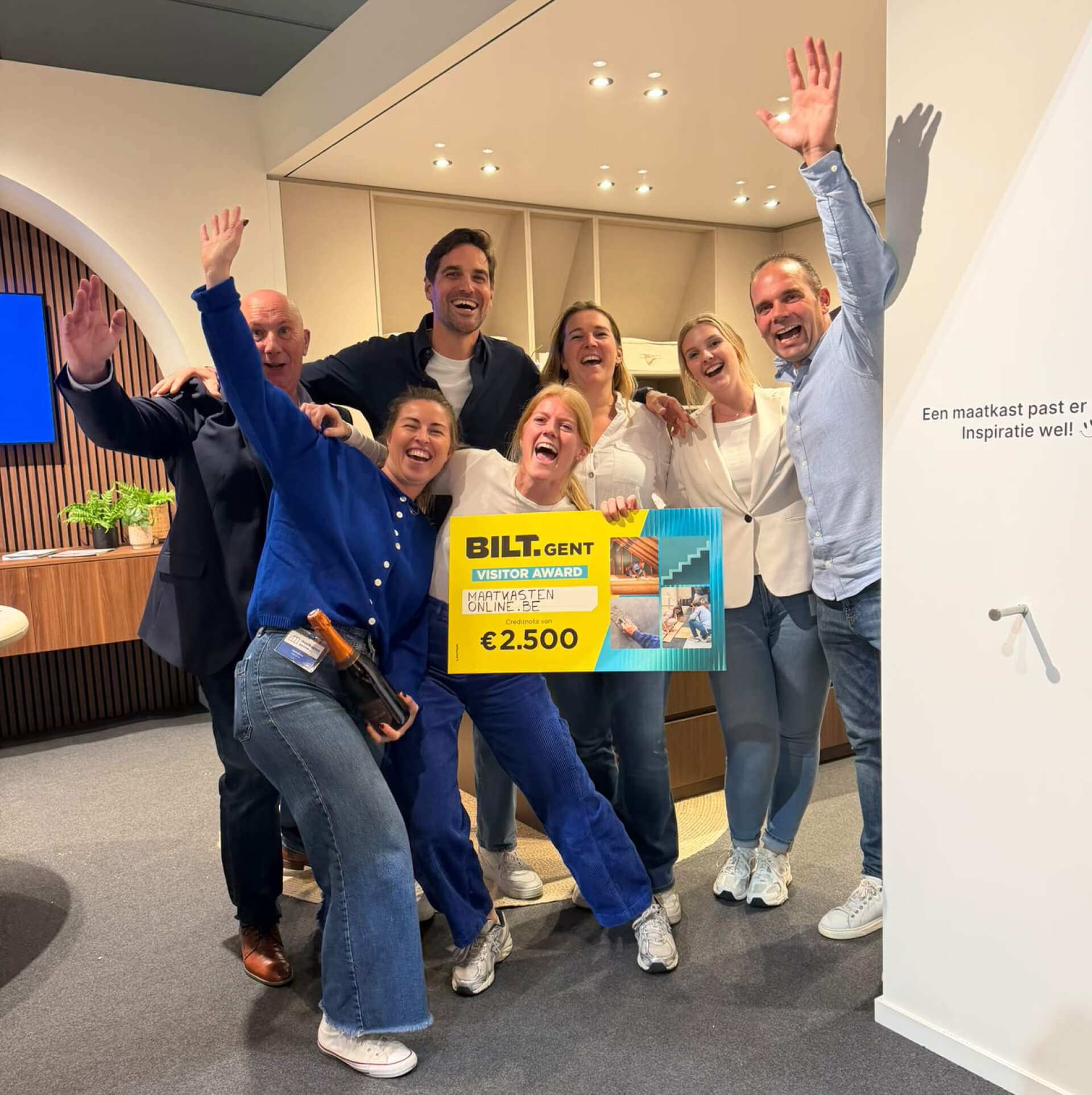 Het team van Maatkasten Online met de BILT visitorsaward