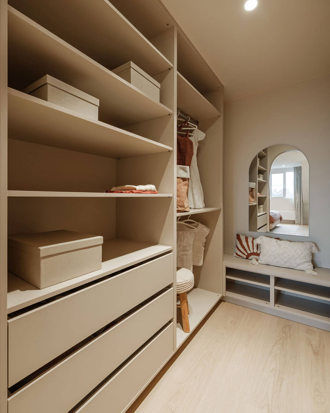 Open walk-in dressing in teenager's room at Sundae Huis