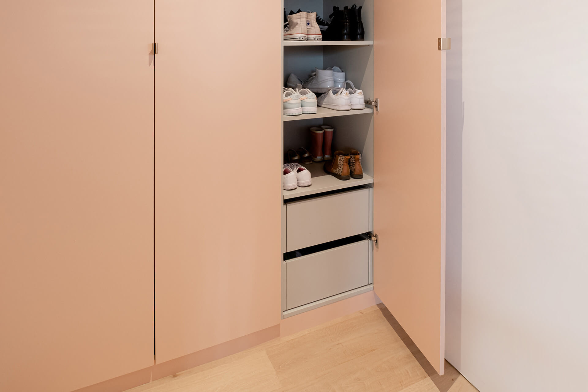armoire de vestiaire sur mesure pour le rangement des chaussures
