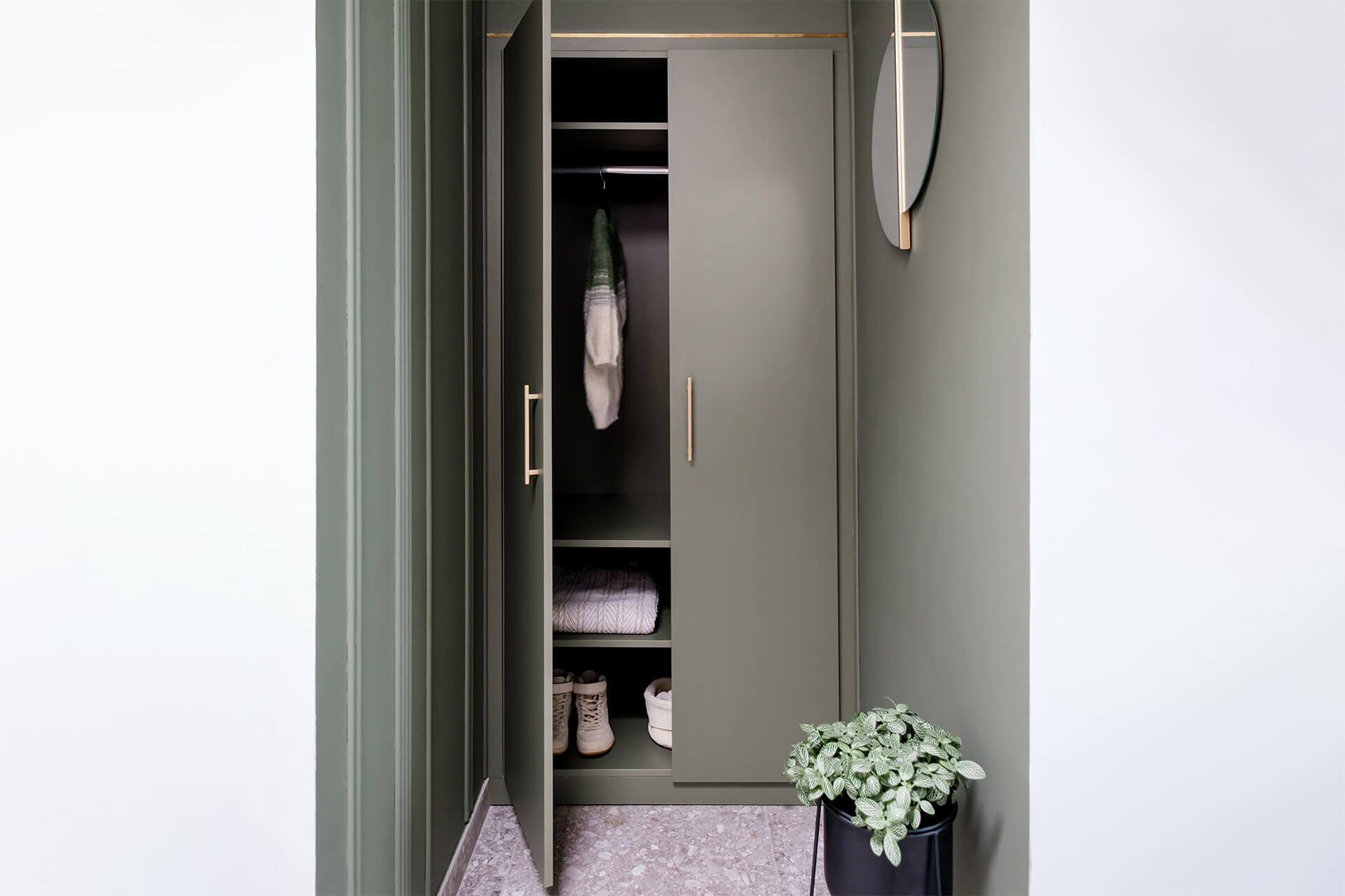 Armoire vestiaire encastrée sur mesure dans la couleur 'Green Shadow'