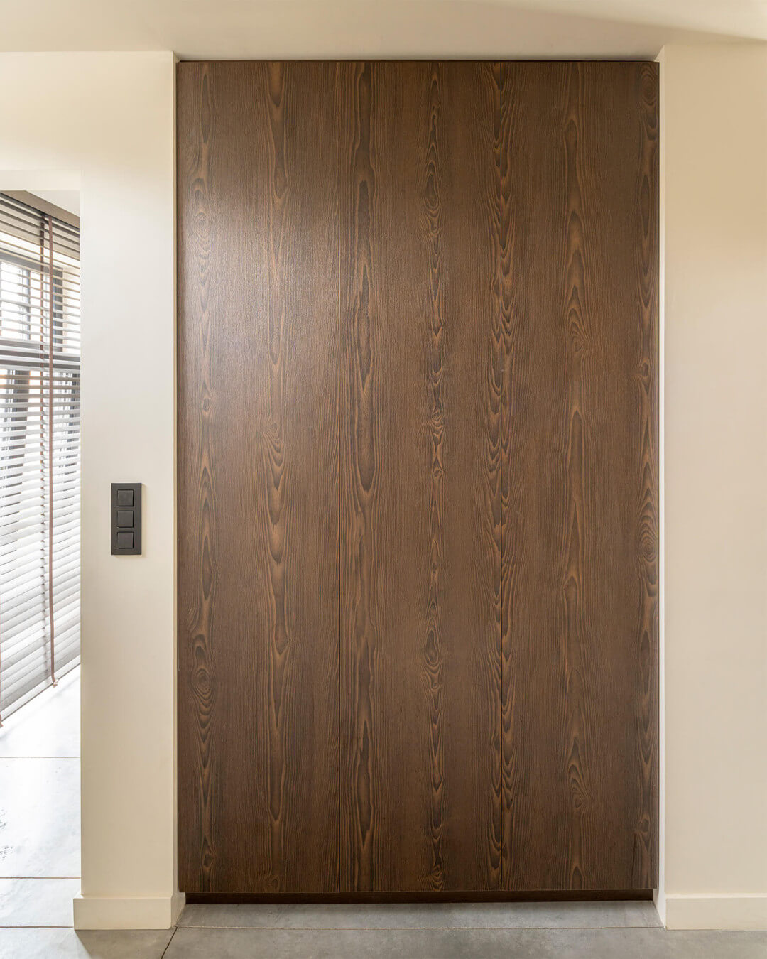 Custom closet in the entrance hall in the wood shade Patinated Brown