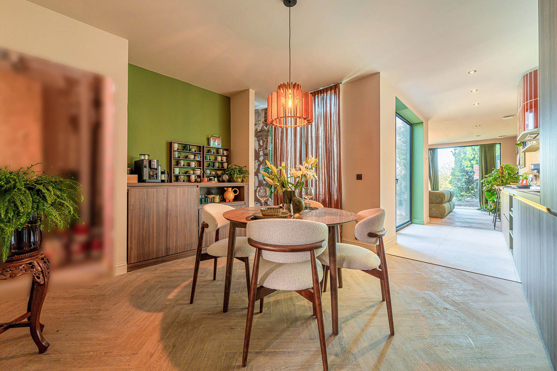 Dining room in Wielsbeke with a custom cabinet in Lorenzo Walnut from the Flemish TV show Huis Gemaakt (VTM)