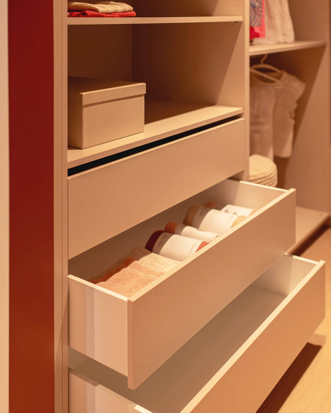 Open walk-in custom dressing at Sundae Huis in Roeselare