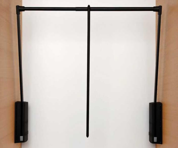 Product foto van een zwarte kledijlift uit de boetiek van Maatkasten Online.