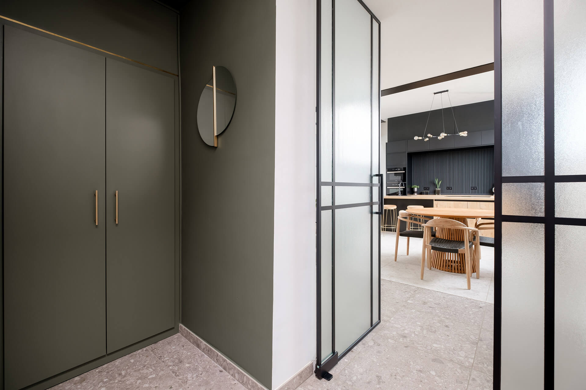 Build in closet in hallway in Green Shadow from maatkastenonline