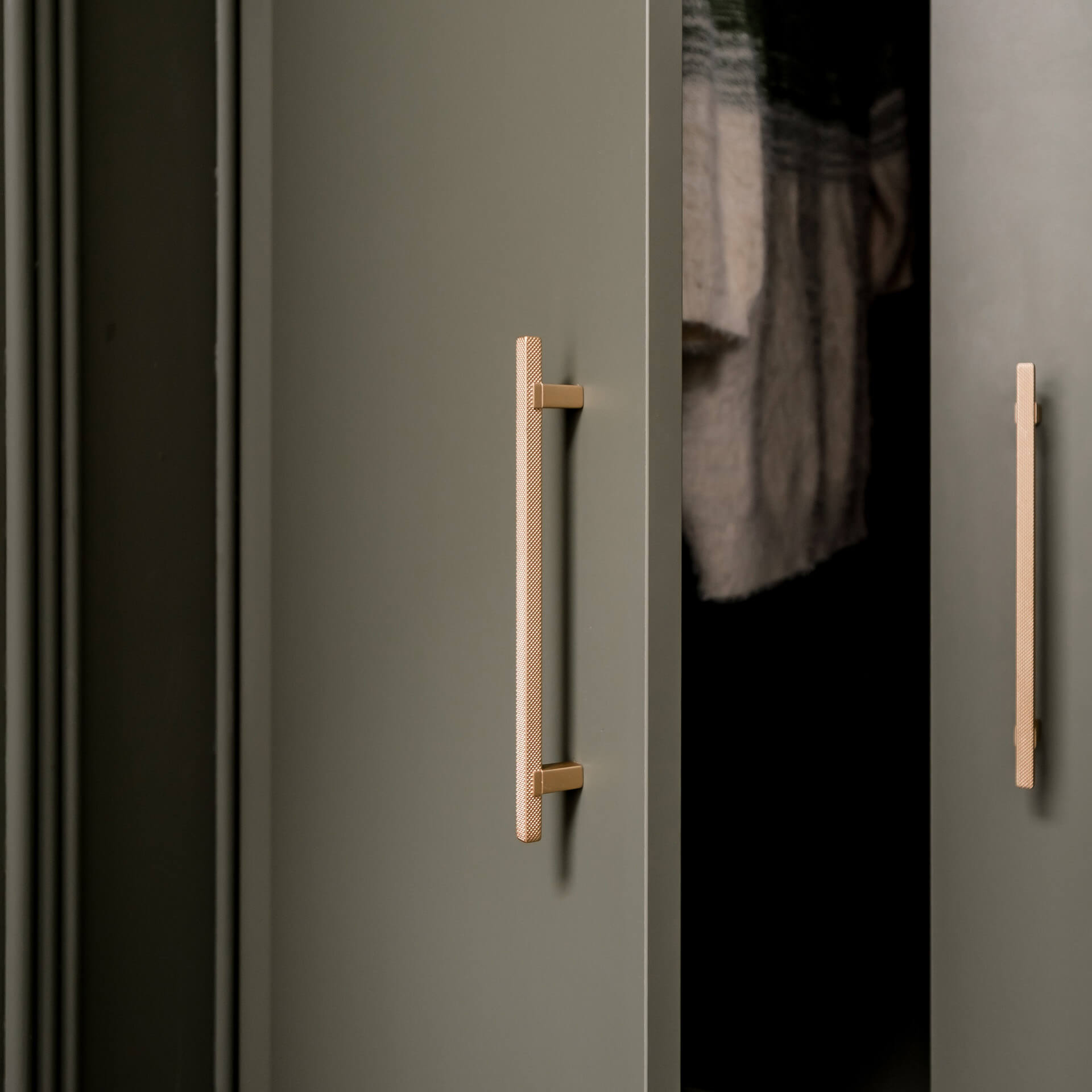 Messing handle on a graan cabinet by maatkastenonline