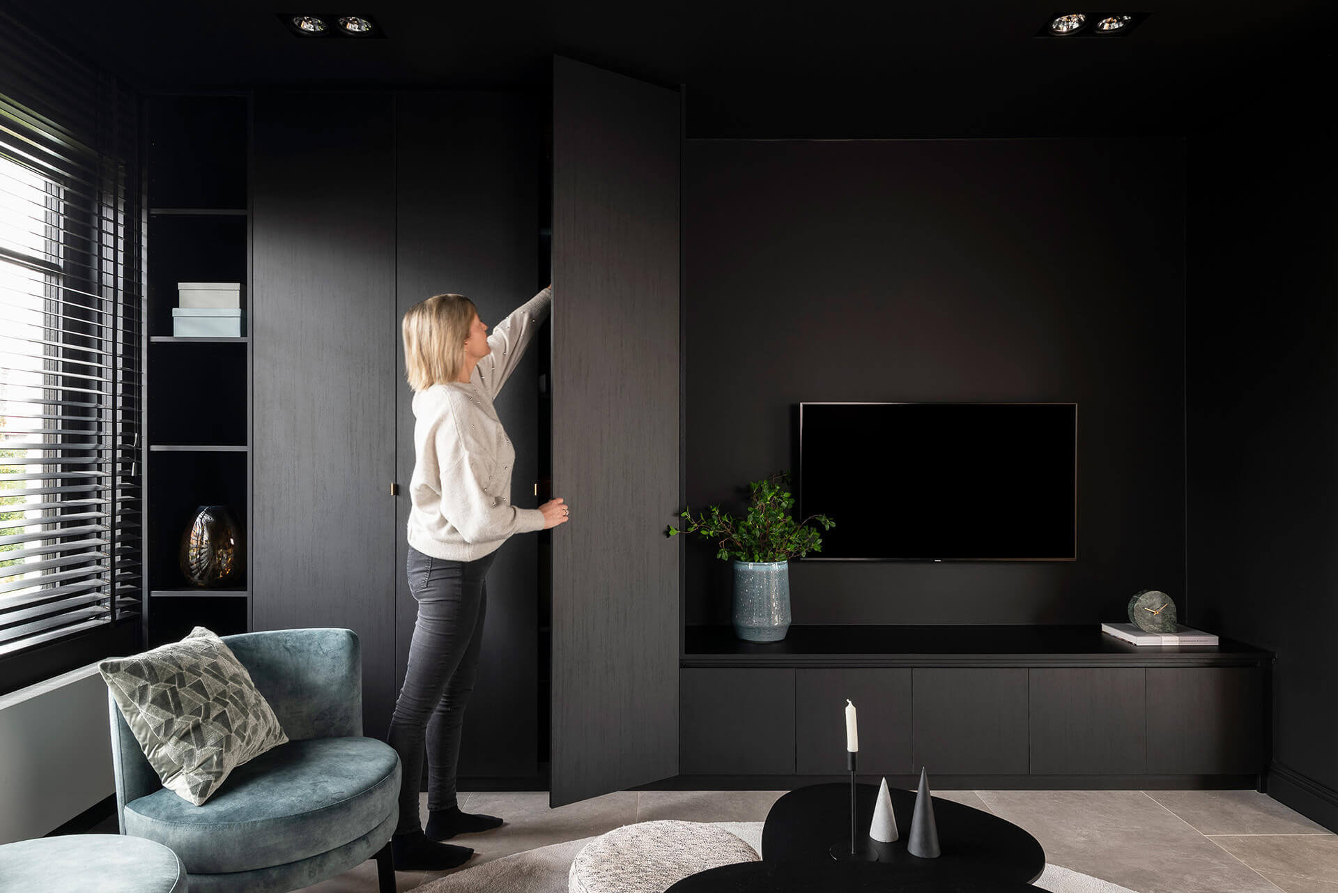 A black cabinet made to measure by Maatkasten Online
