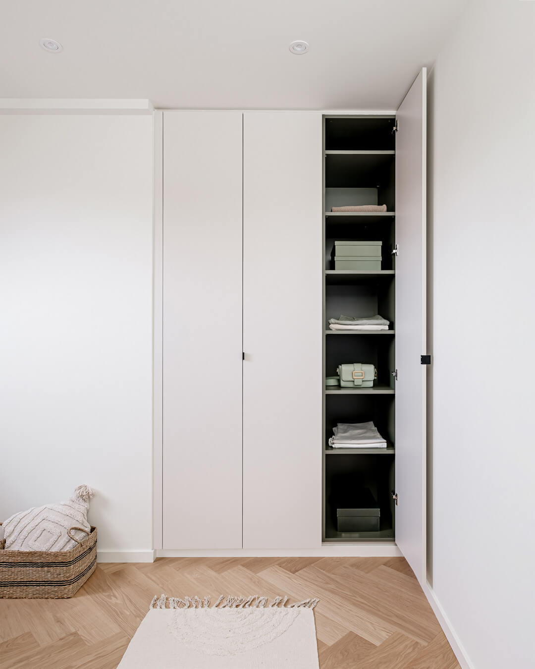 Maatkast met buitenzijde in seashell en green shadow aan de binnenzijde 