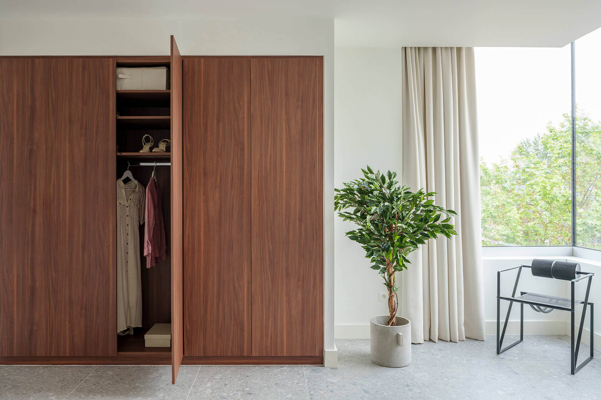 Dressing op maat in donker hout, genaamd Lorenzo Walnut