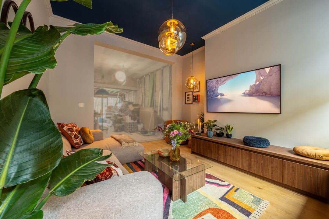 Woonkamer met op maat gemaakt tv meubel dat ook dienst doet als zitbank