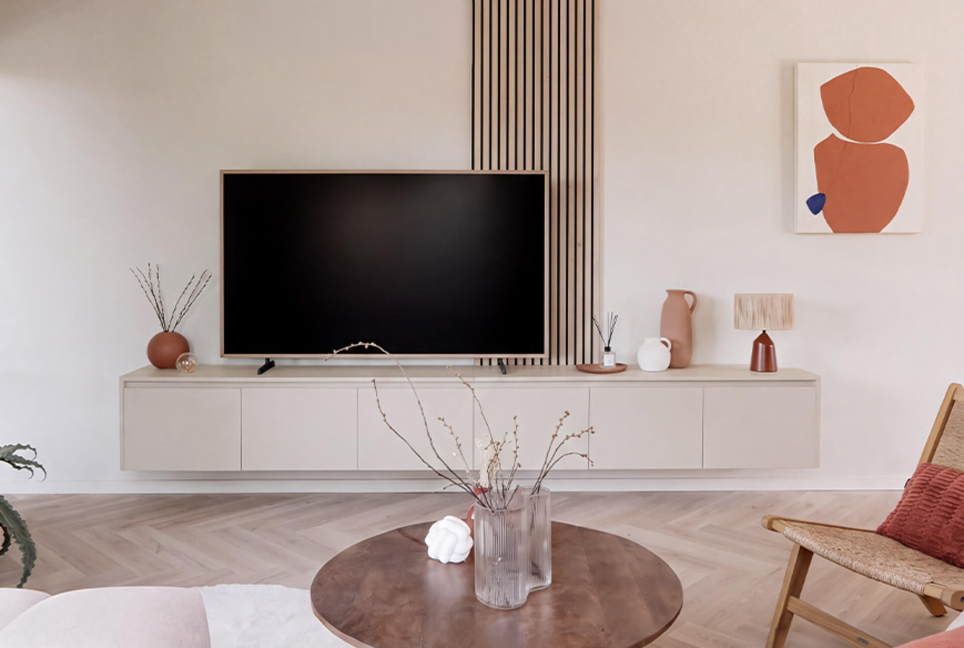 Tv meubel op maat in Turtle Grey en akoestisch wandpaneel in Ivory Oak als accent achter de tv
