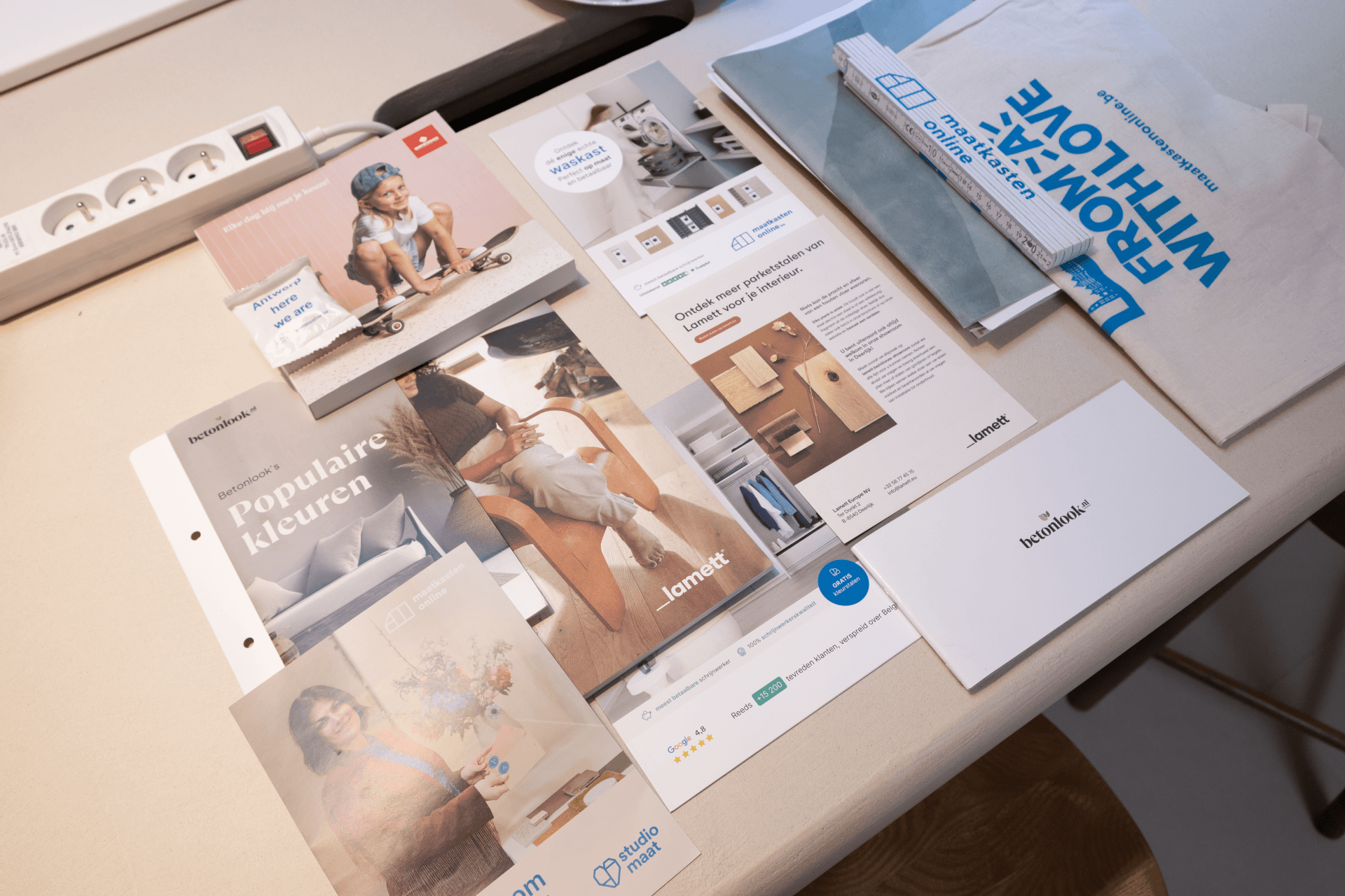 Goodiebag inhoud uitgestald op tafel