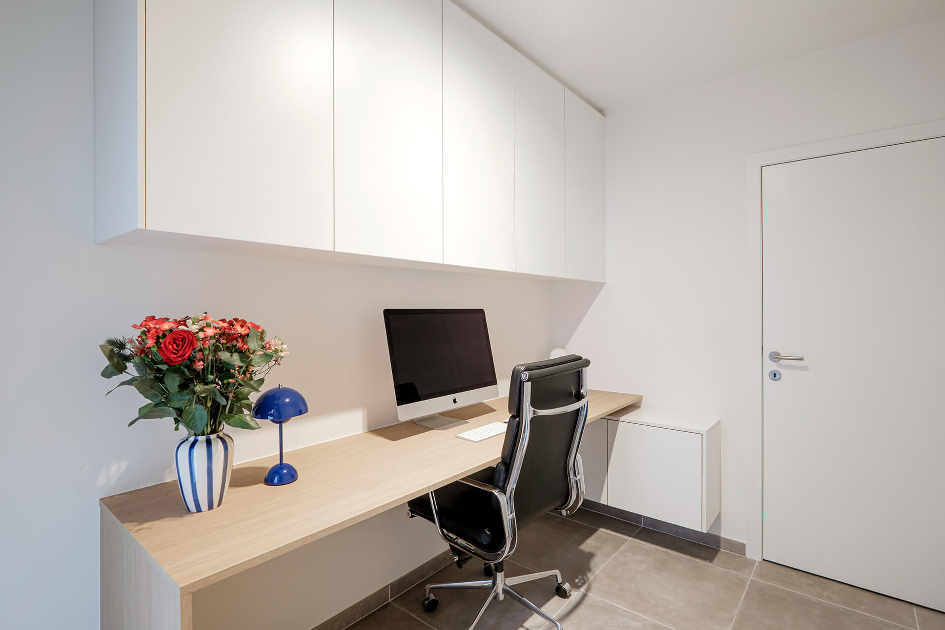 Placard de plafond sur mesure au-dessus d'un bureau en couleur Front White.