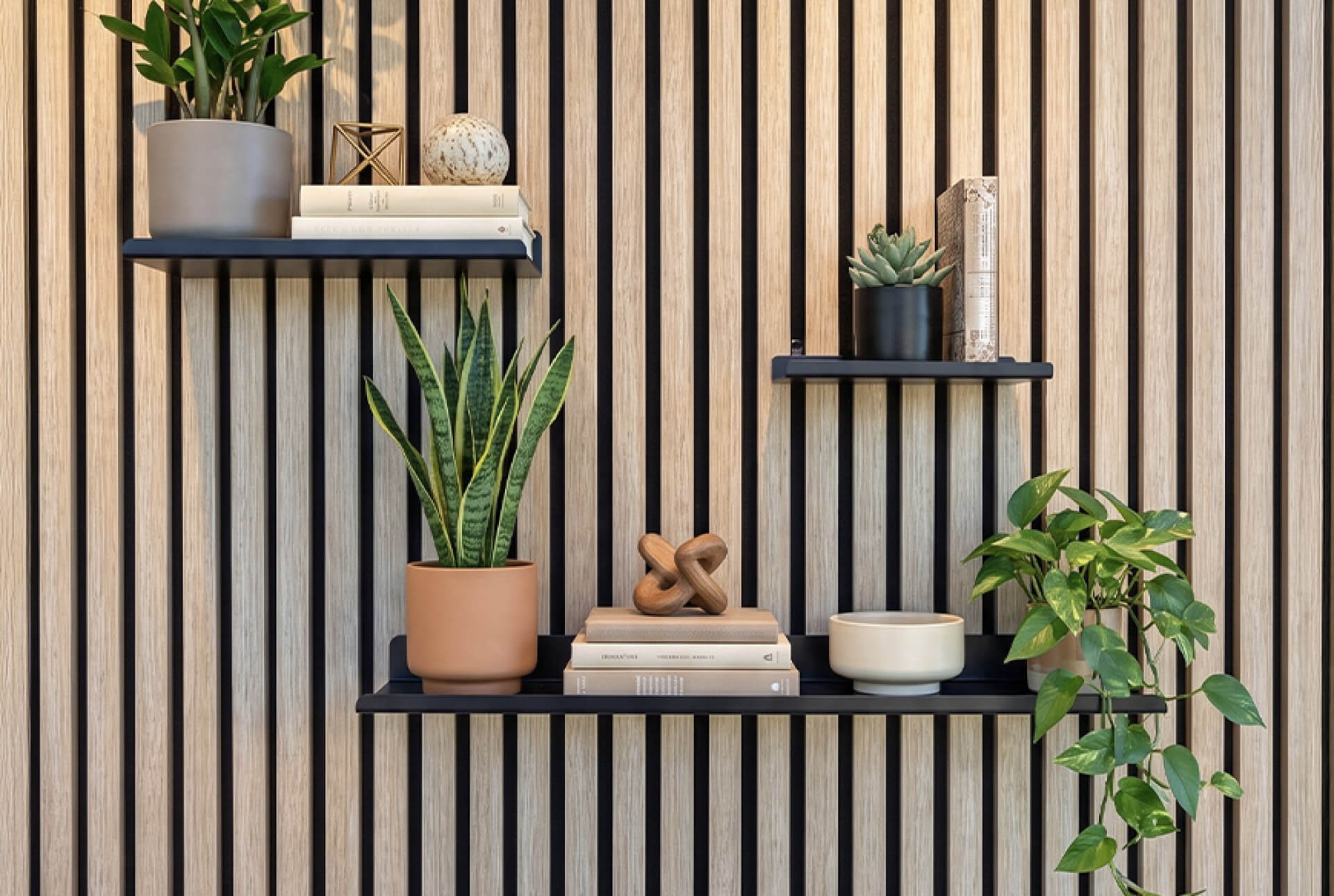 Ivory Oak akoestische wandpanelen met wandplanken als accessoires met decoratie op