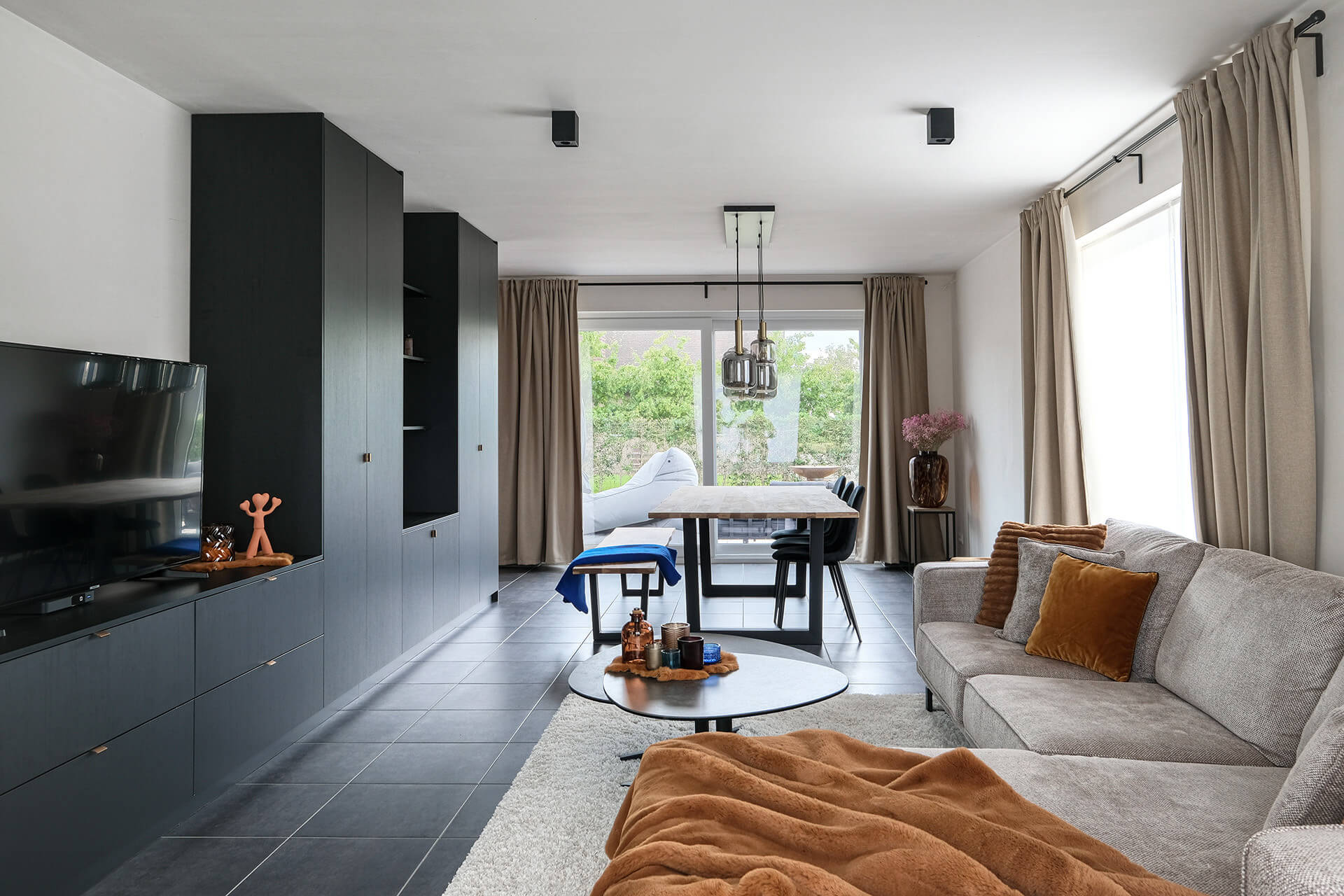 Leefruimte met een wandkast van Maatkasten Online