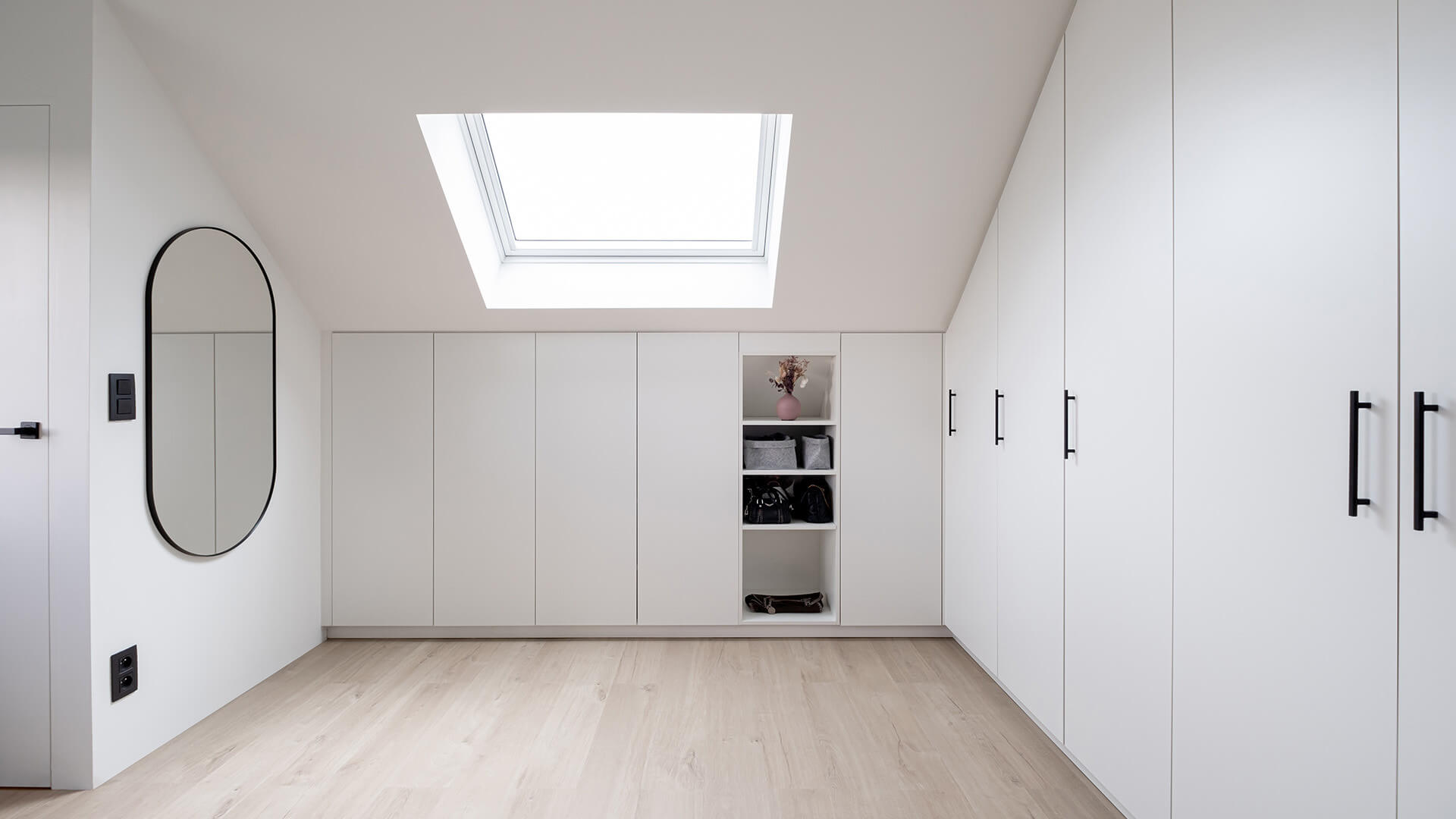 Armoires de rangement pour le grenier sous un toit en pente