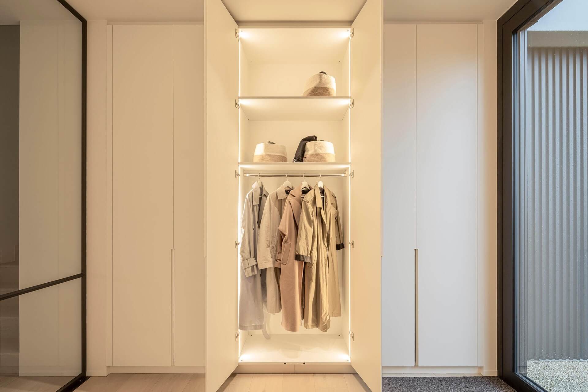 vestiaire avec éclairage intérieur dans une maison aux intérieurs minimalistes 