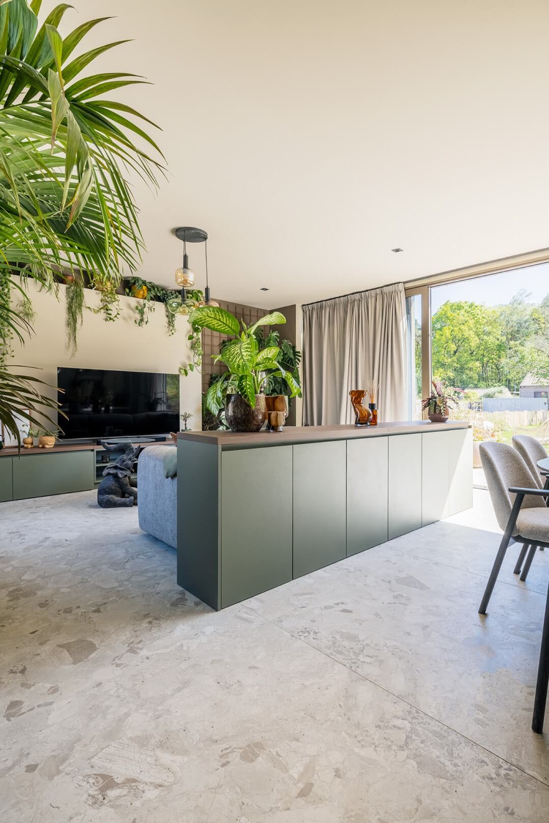 Deelnemers Langdorp VTM programma Huis Gemaakt met commodekast op maat in Green Shadow en Lorenzo Walnut en TV meubel in Green Shadow en Lorenzo Walnut in lichtrijke leefruimte