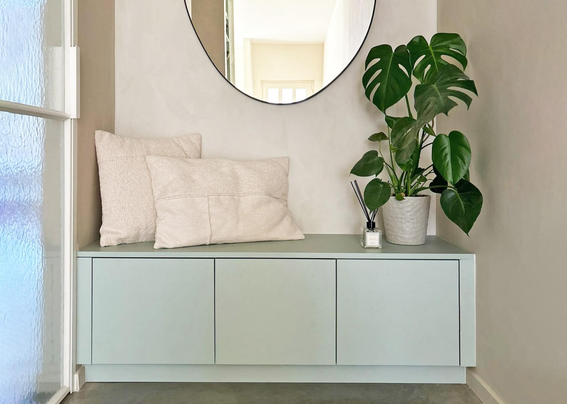 Zitbank op maat in de kleur Industrial Green in een gang 