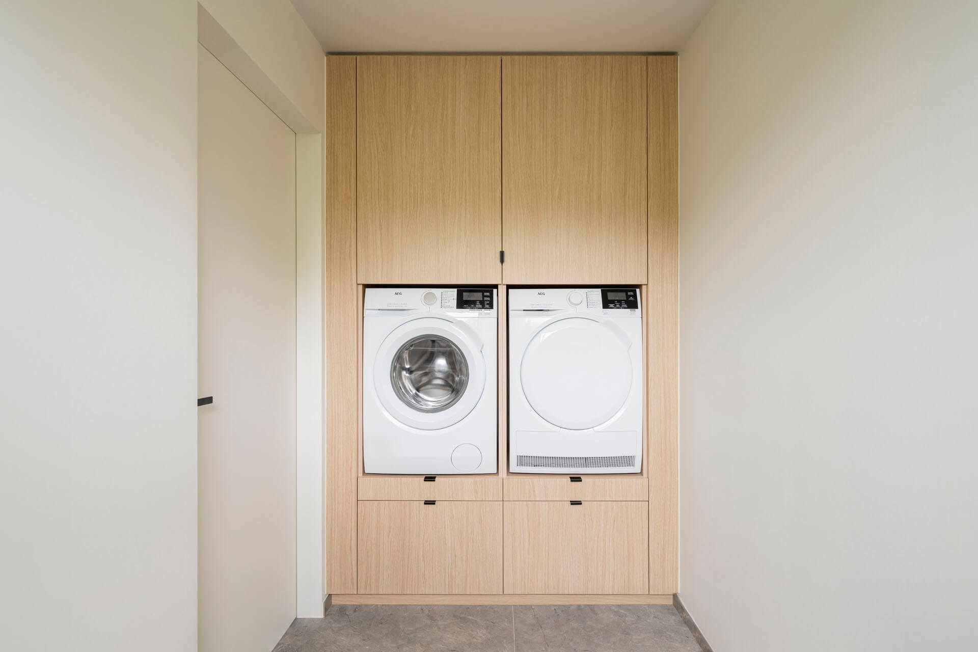 Wasplaats met kasten op maat in de kleur Atlas Oak