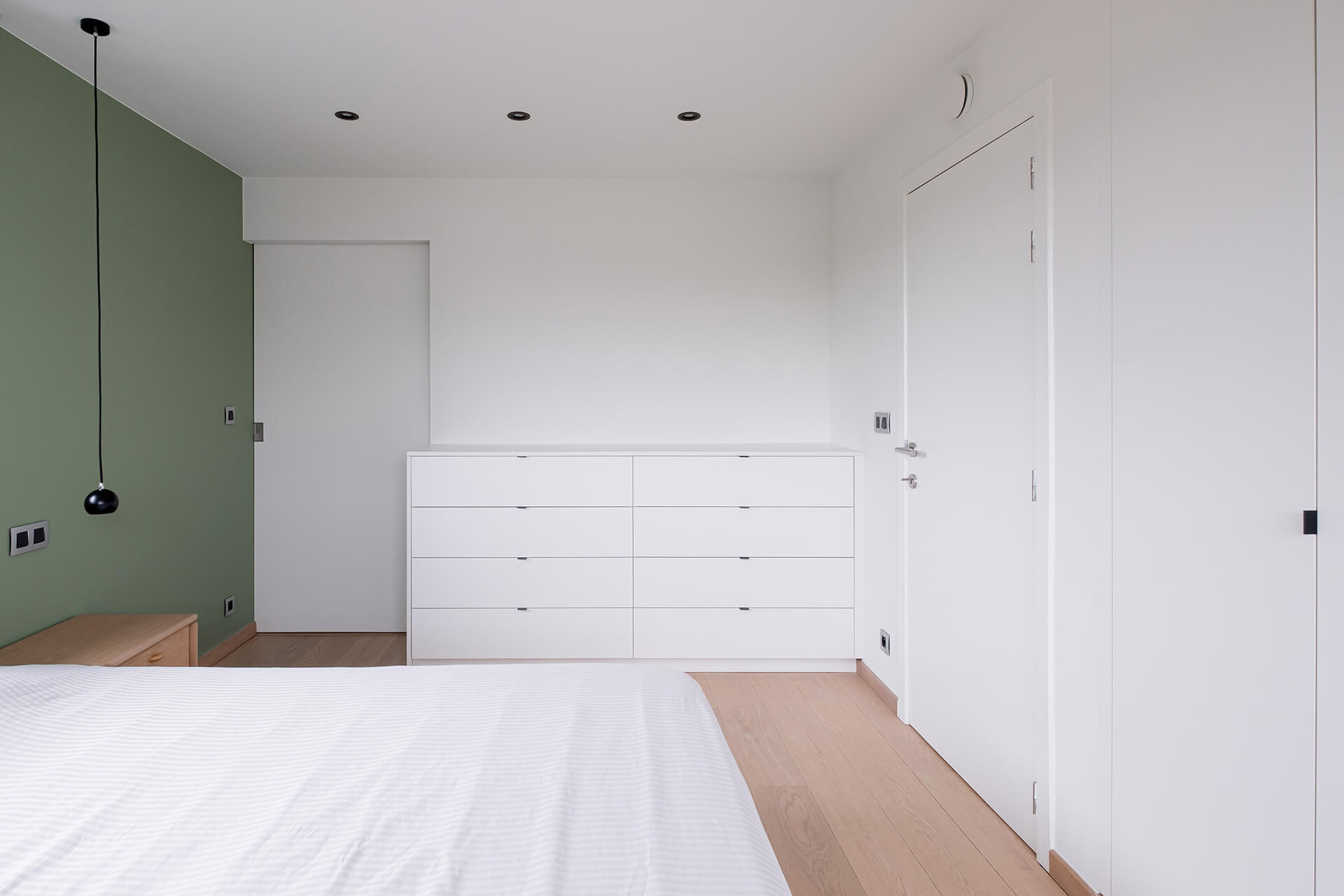 Dresser in bedroom made-to-measure in white
