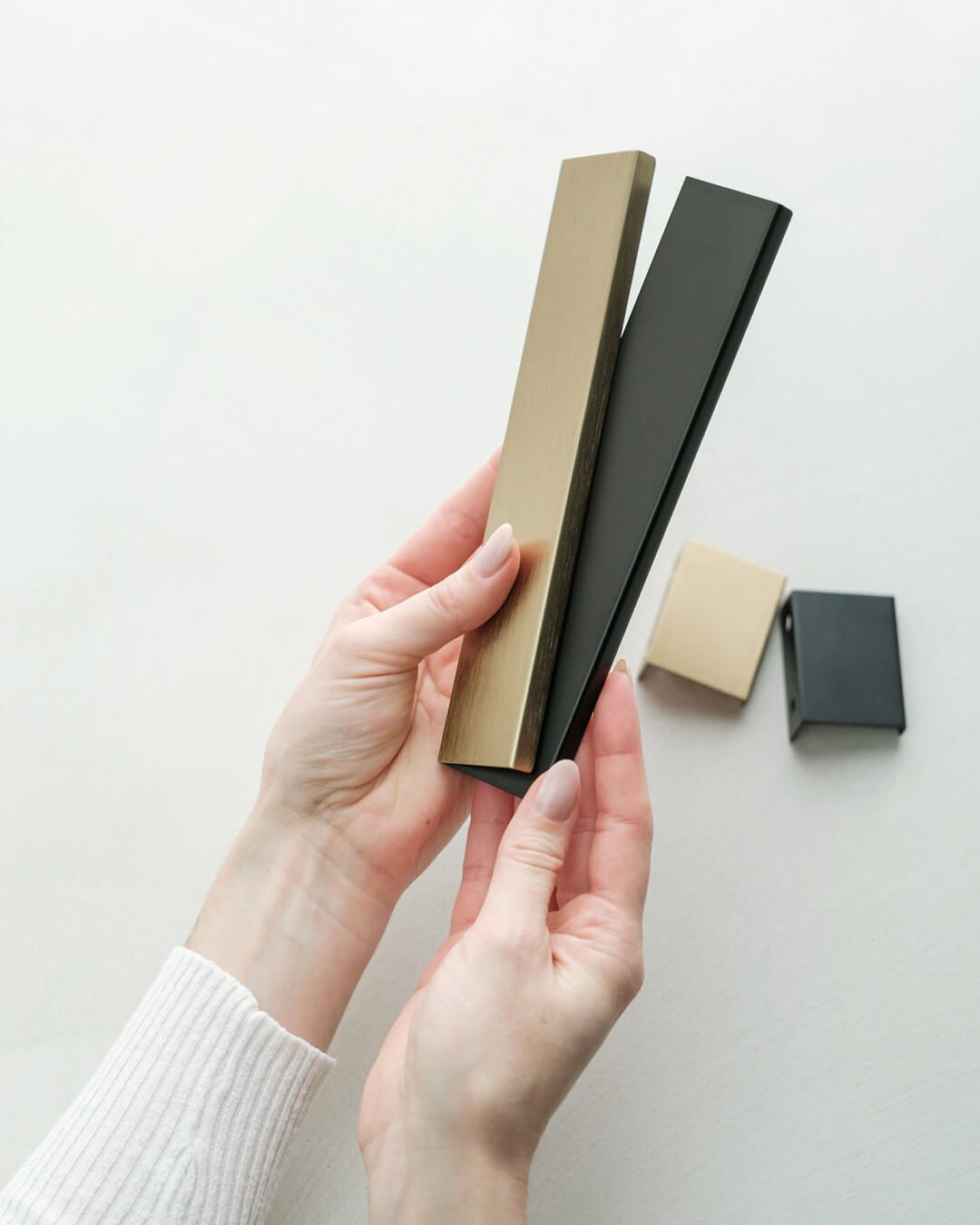 Poignées 'Pure' pour votre armoire sur mesure, en laiton et noir.