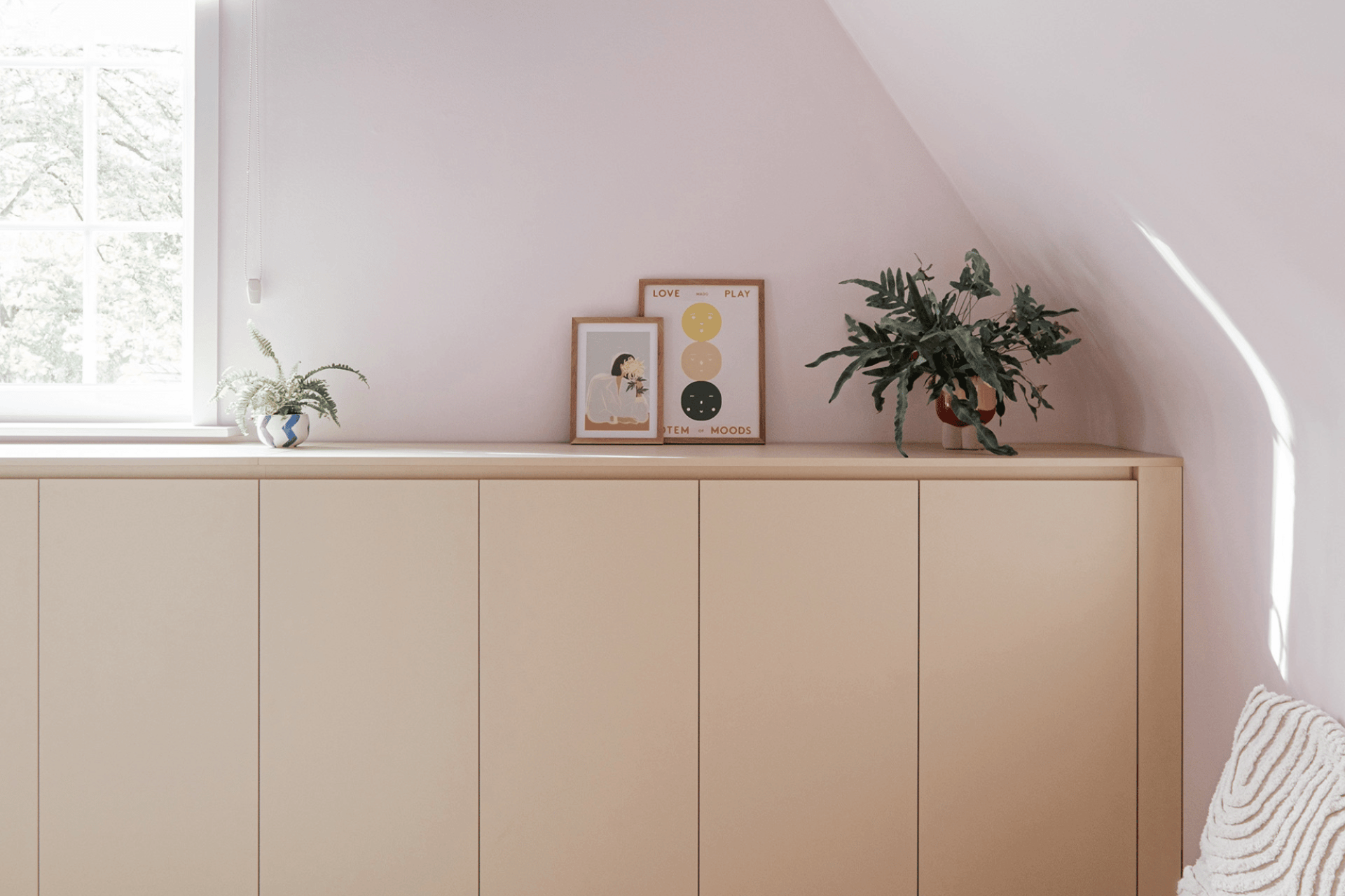 Ingebouwde commode op maat in een lichtrijke kamer in de kleur Sunset