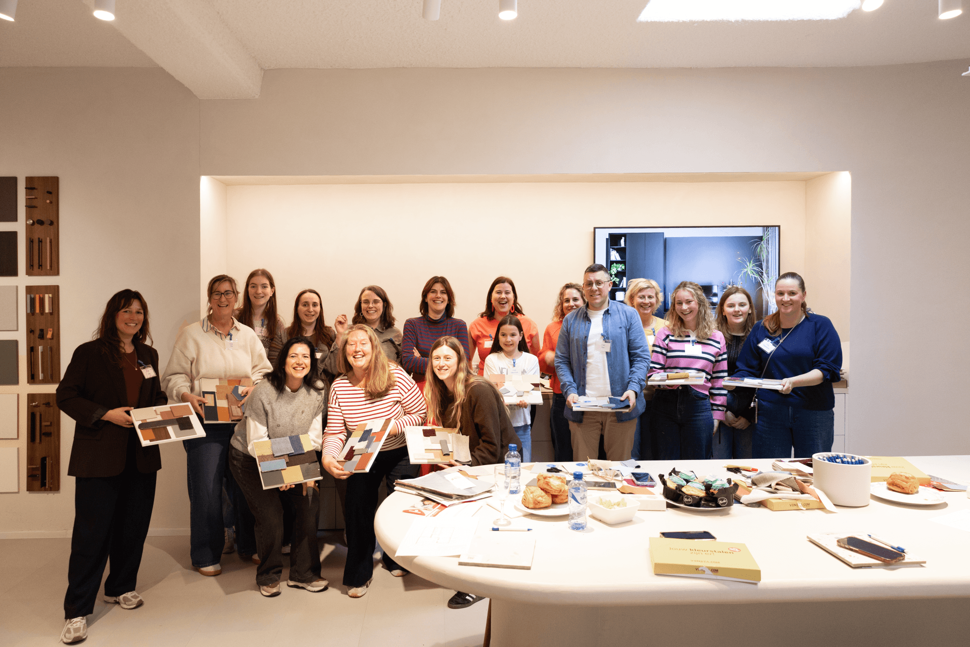 Groepsfoto van de deelnemers aan de workshop met Kelly Claessens. Ze houden hun gemaakte moodboard vast.