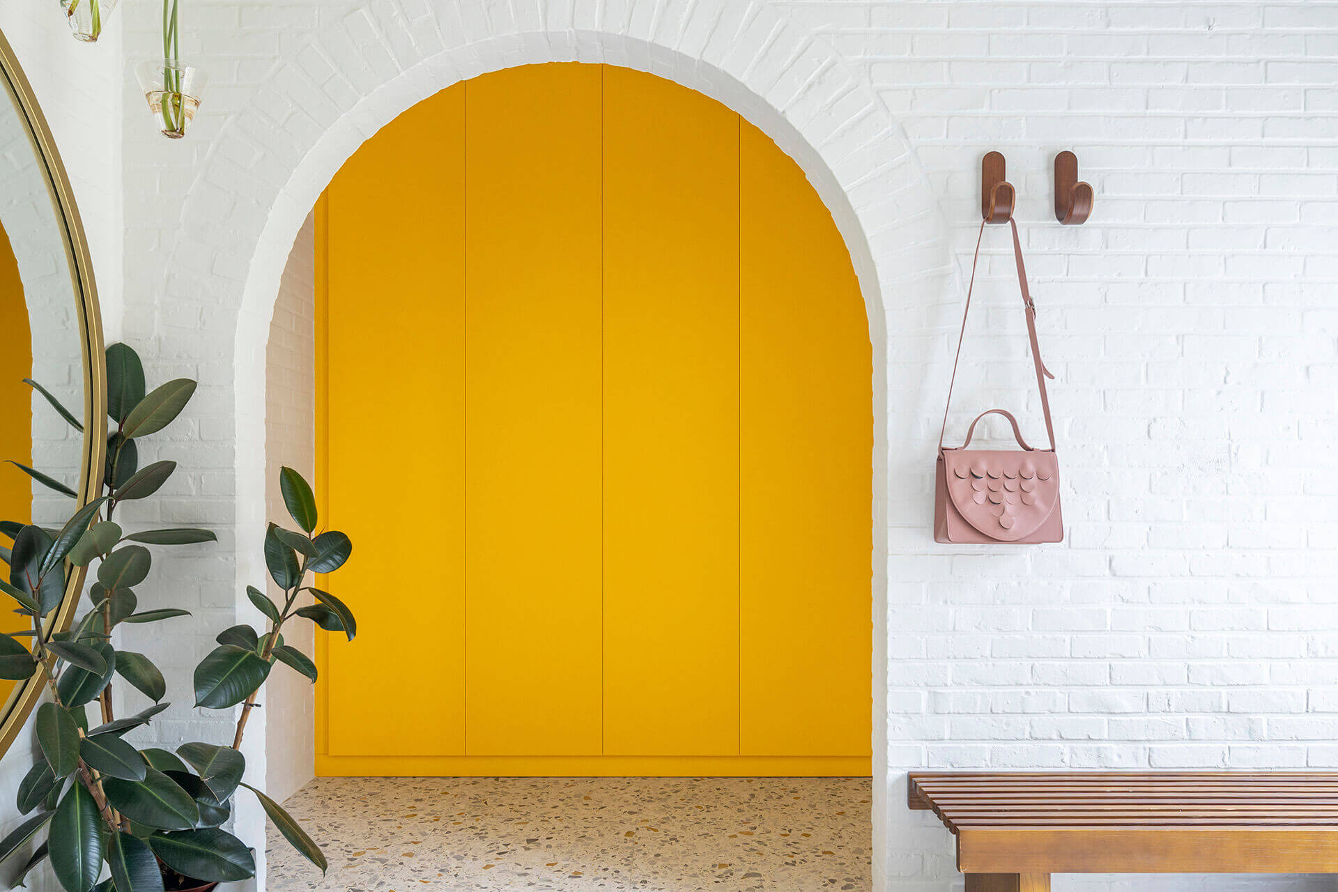 Inloopkast met technische kast in MDF geel geschilderd