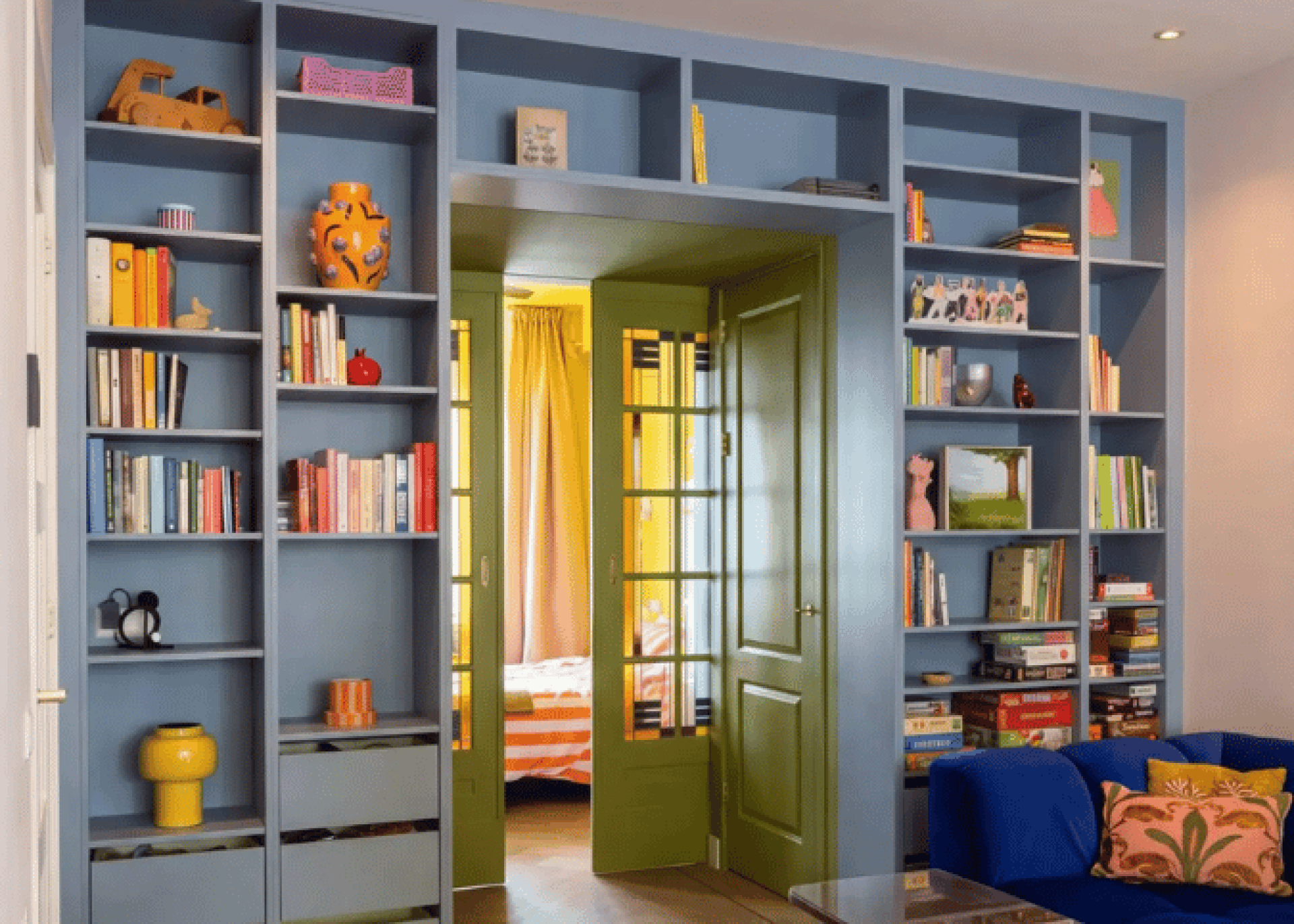 Boekenwand op maat in Silver Blue tot aan het plafond rond een doorgang, met open vakken en laden onderin