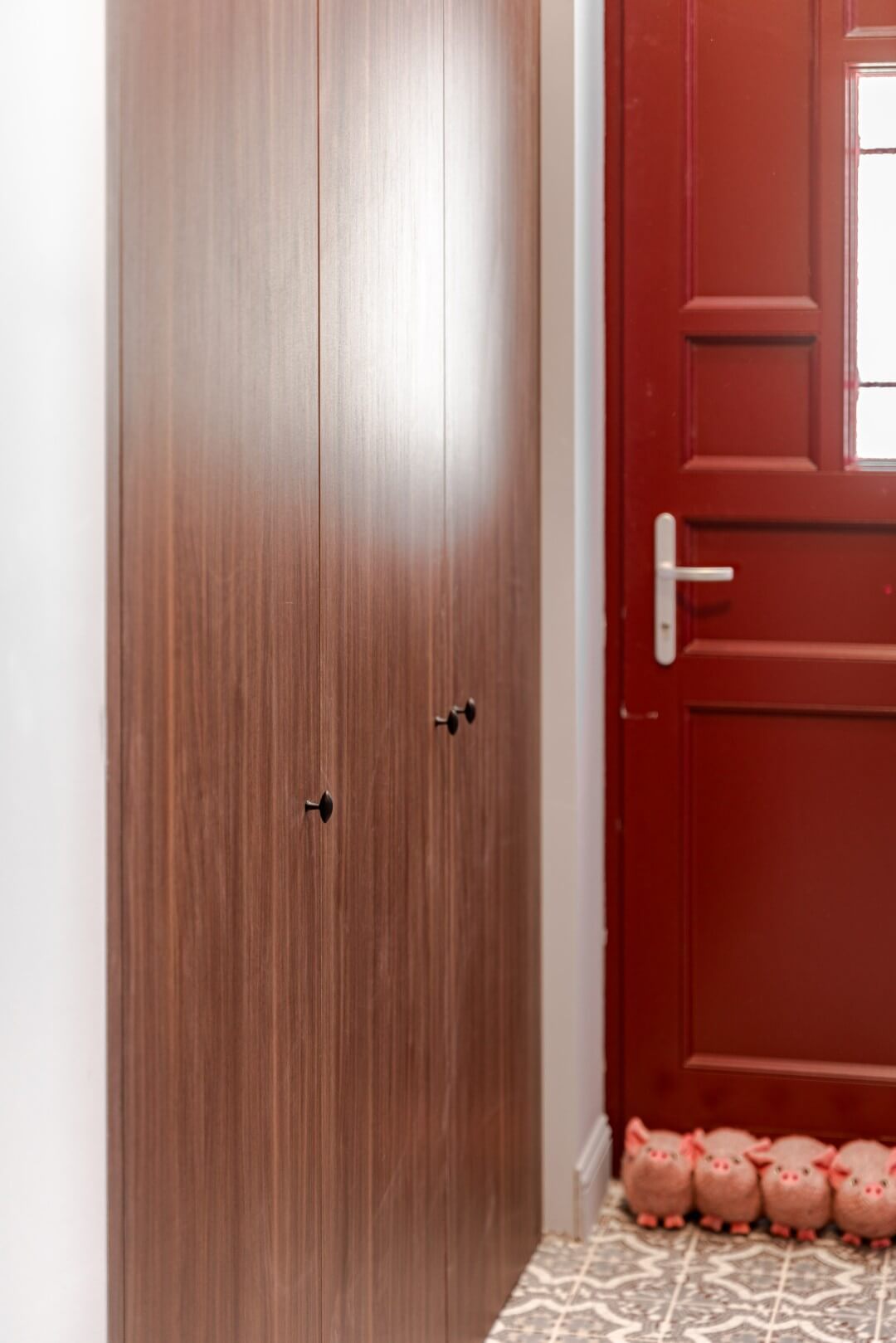 VTM programma Huis Gemaakt afwerkingsfase inkomhal Aalst detailshot van vestiairekast op maat in Lorenzo Walnut met Olive handgrepen