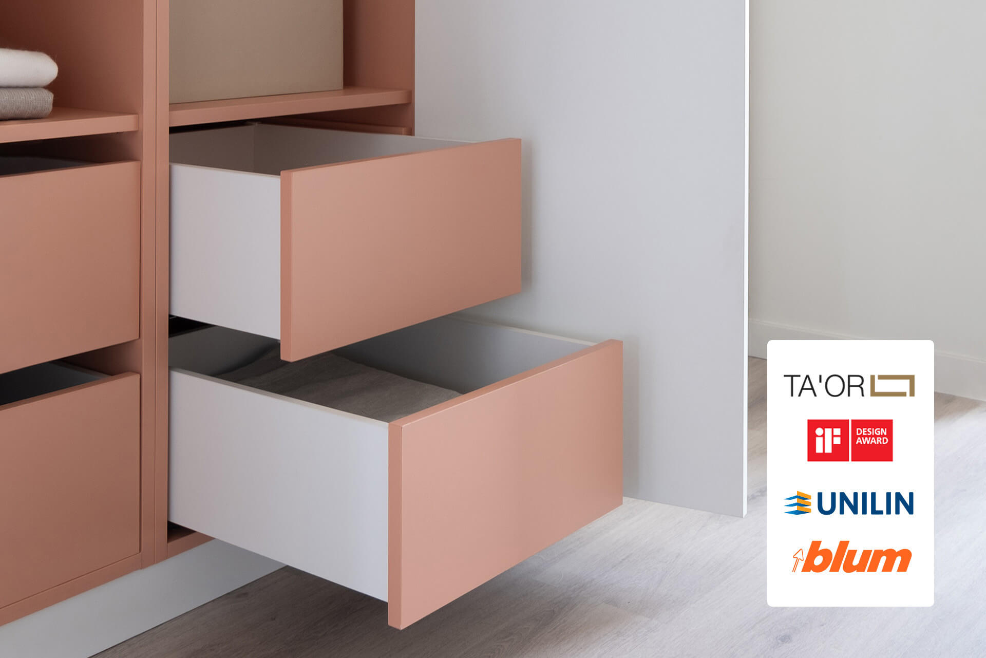 Tiroirs de qualité sur mesure dans une armoire de rangement.