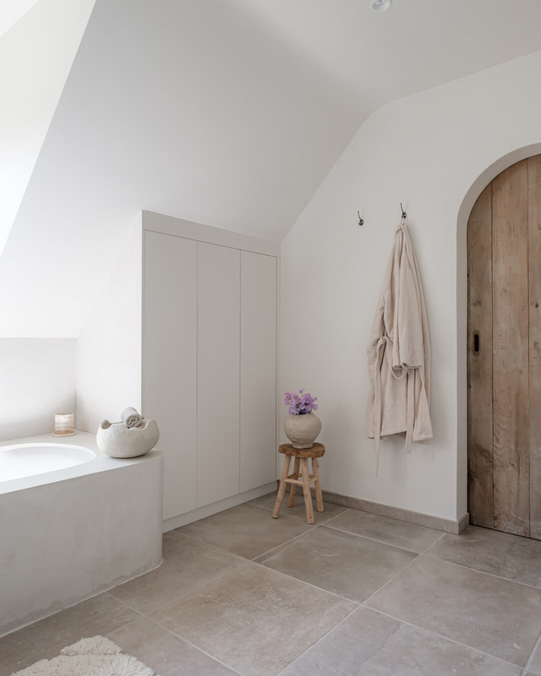 Maatkast van Maatkasten Online met schuine rug in mdf en afgewerkt met een matte verf