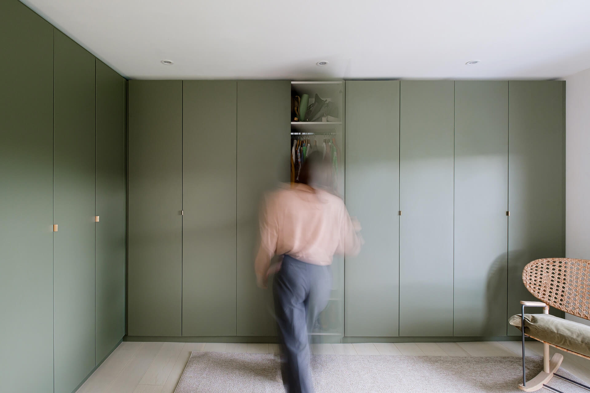 Groene inloopkast op maat in L-vorm van Maatkasten Online