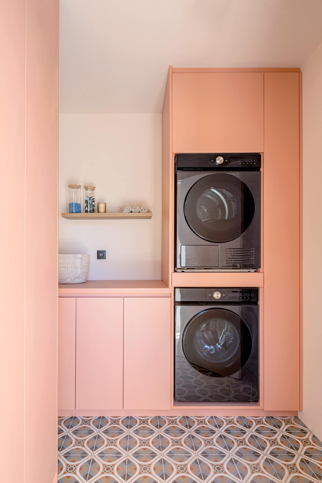 Wasmachinekast in Dusty Coral op maat in het tv-programma Huis Gemaakt bij VTM