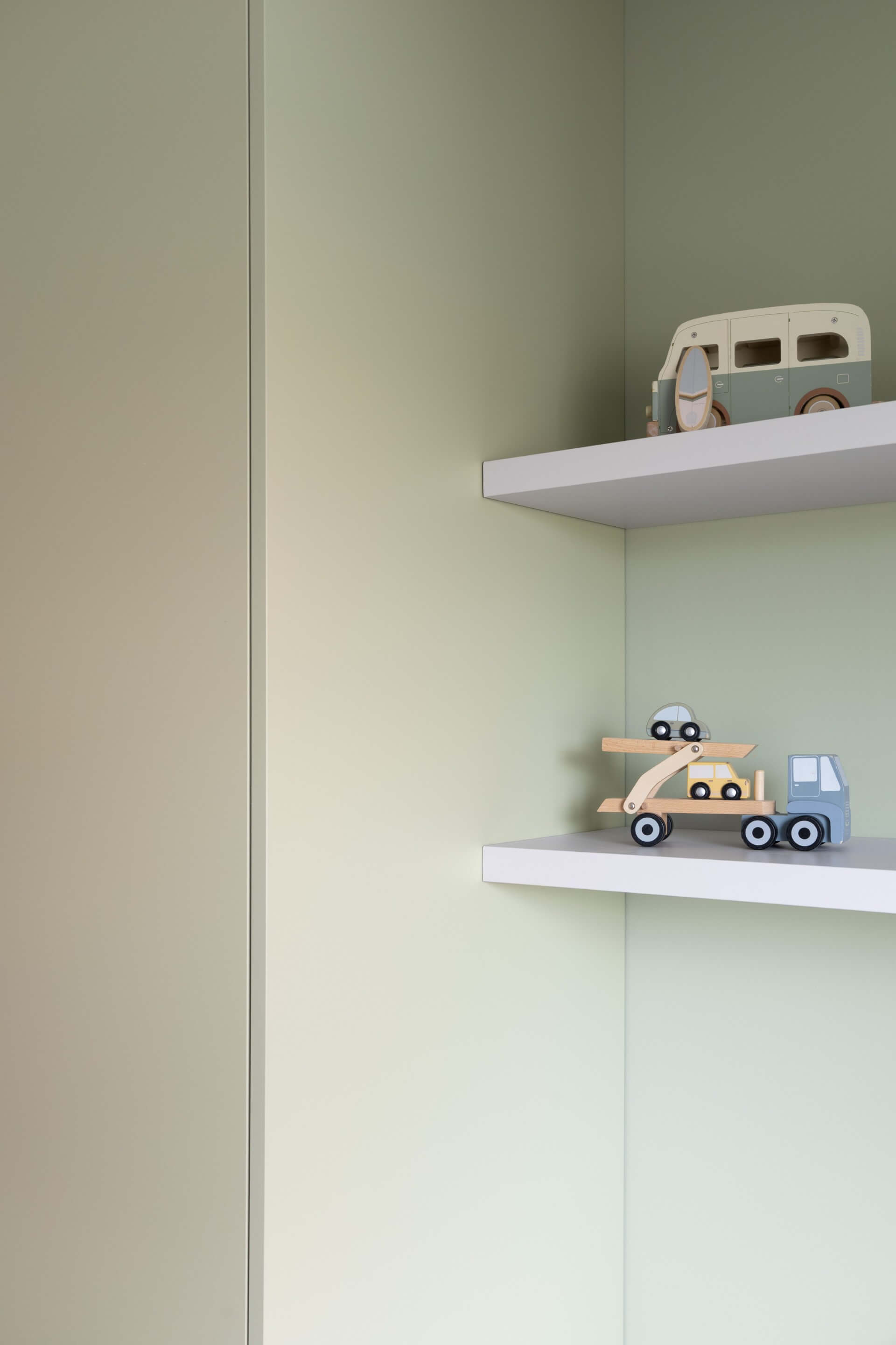 Detailshot van een maatkast in de kleur Natural Sage beschikbaar bij Maatkasten Online