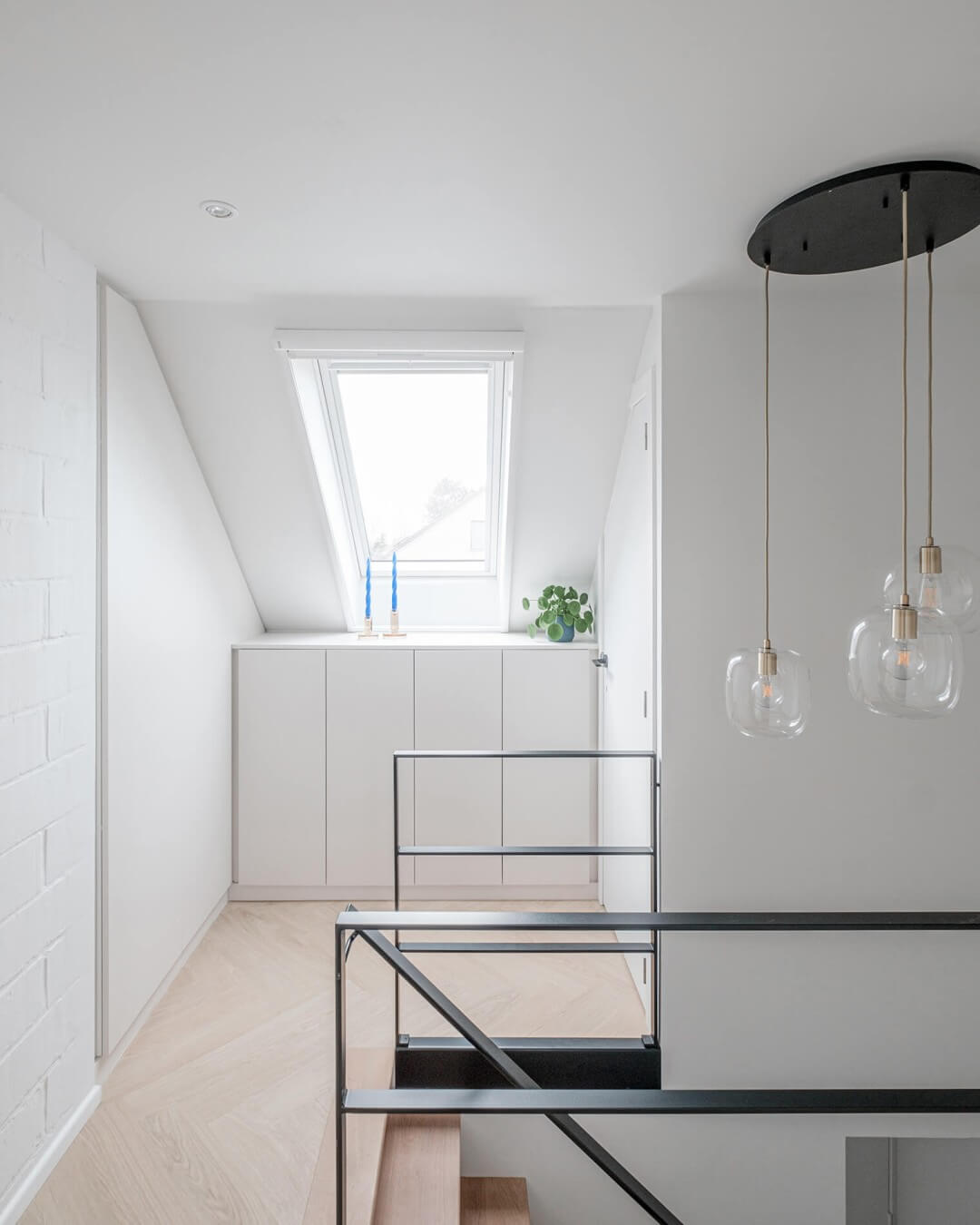 Size cabinets on landing to hide techniques