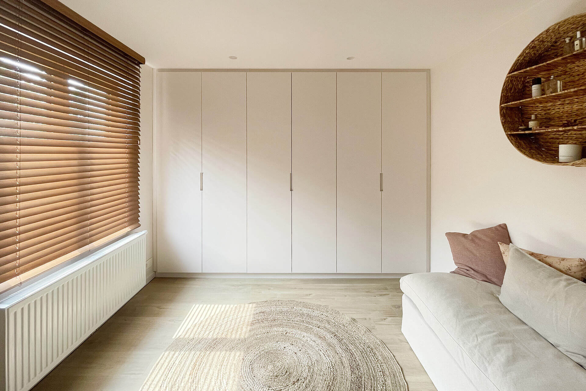 Made-to-measure wardrobe in painted MDF by maatkastenonline