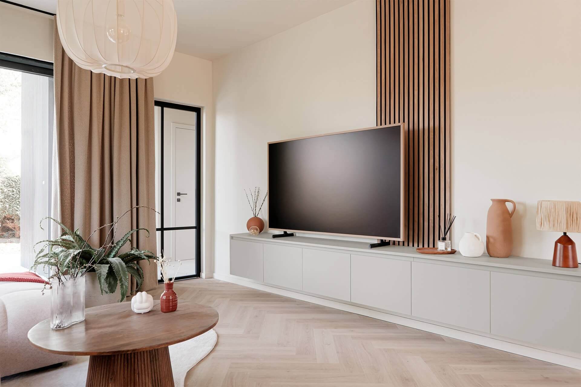 Tv meubel in een woonkamer met een Japandi-stijl