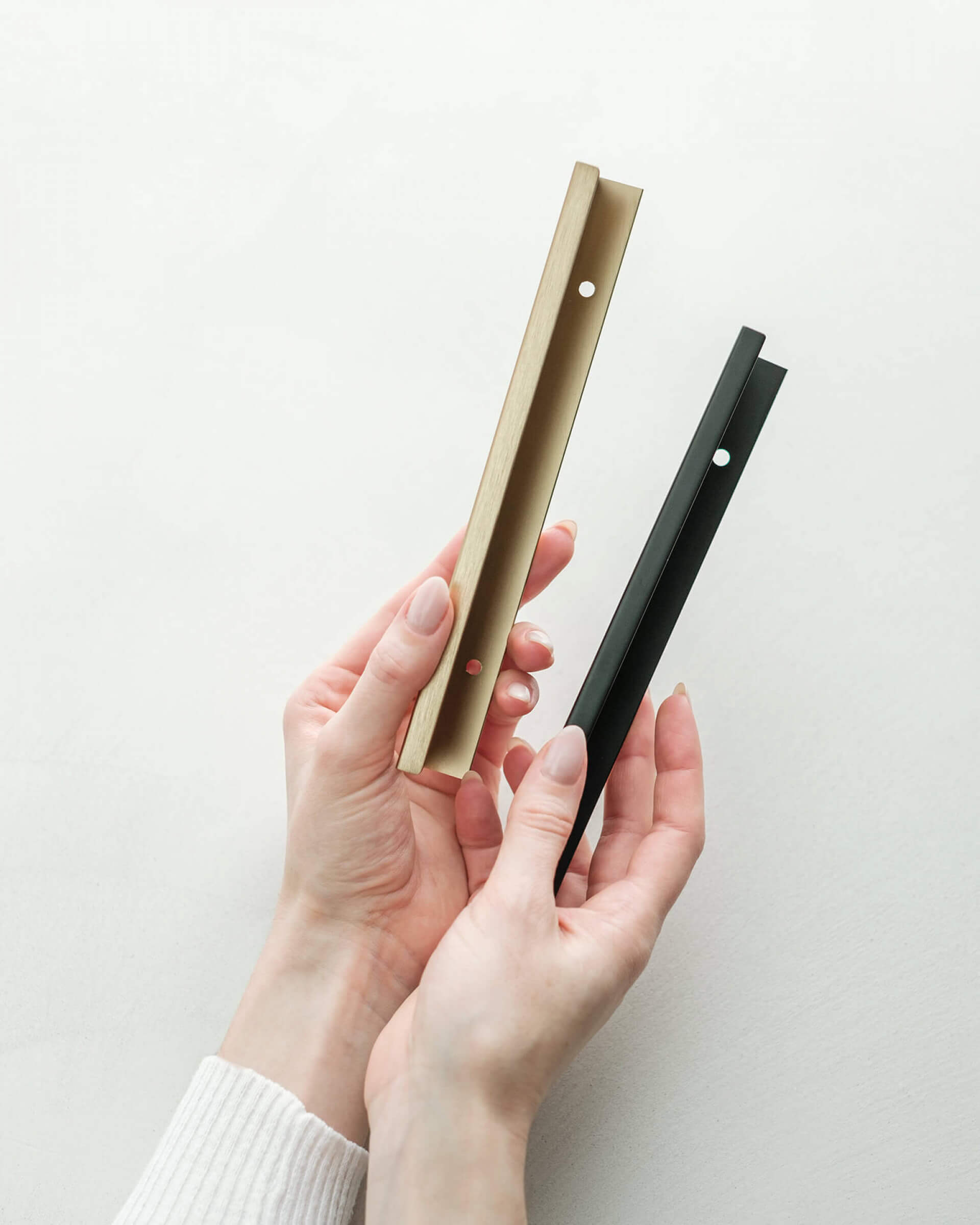 Poignées Pure pour vos armoires sur mesure en laiton et noir