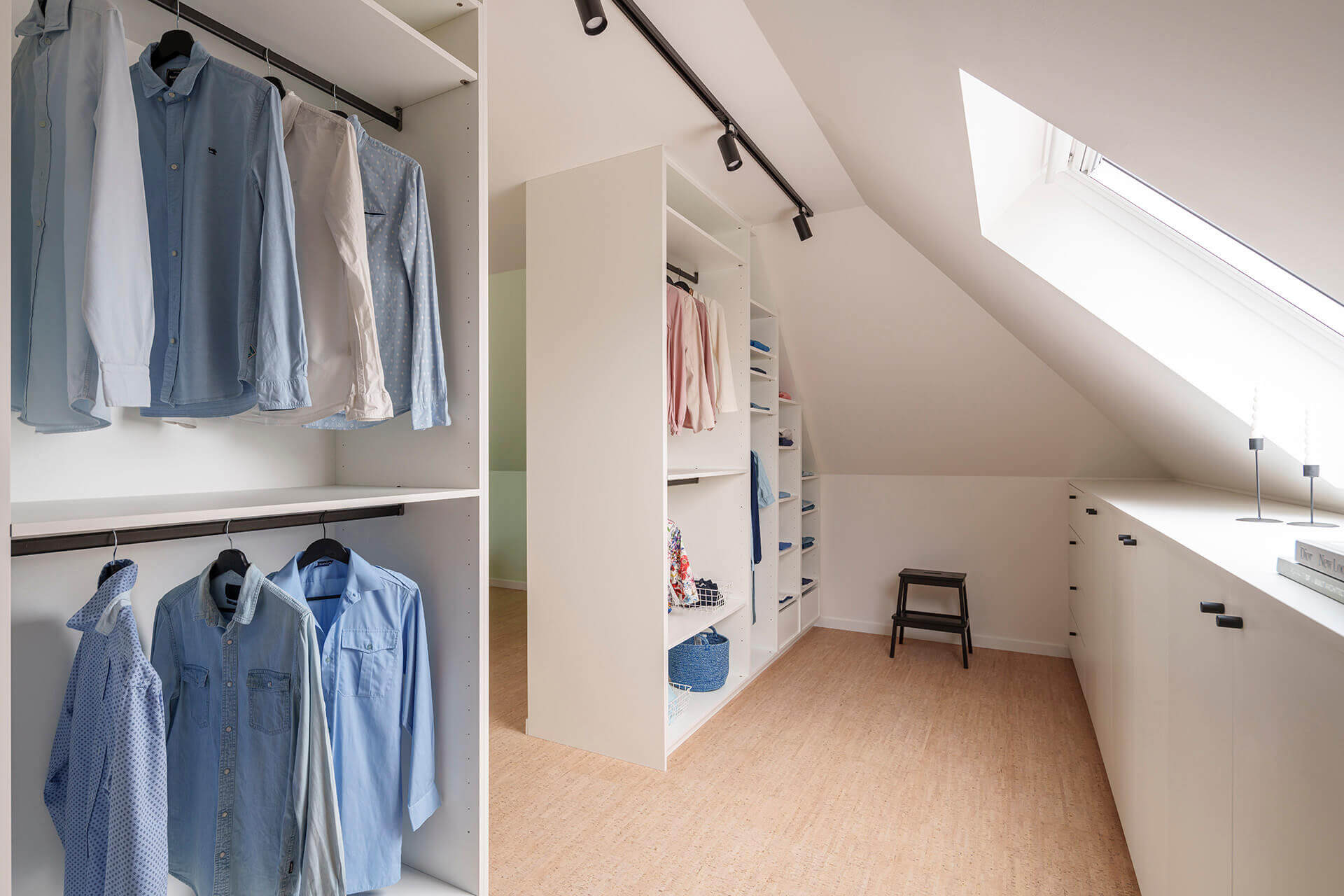 Dressing ouverte sous un toit en pente.