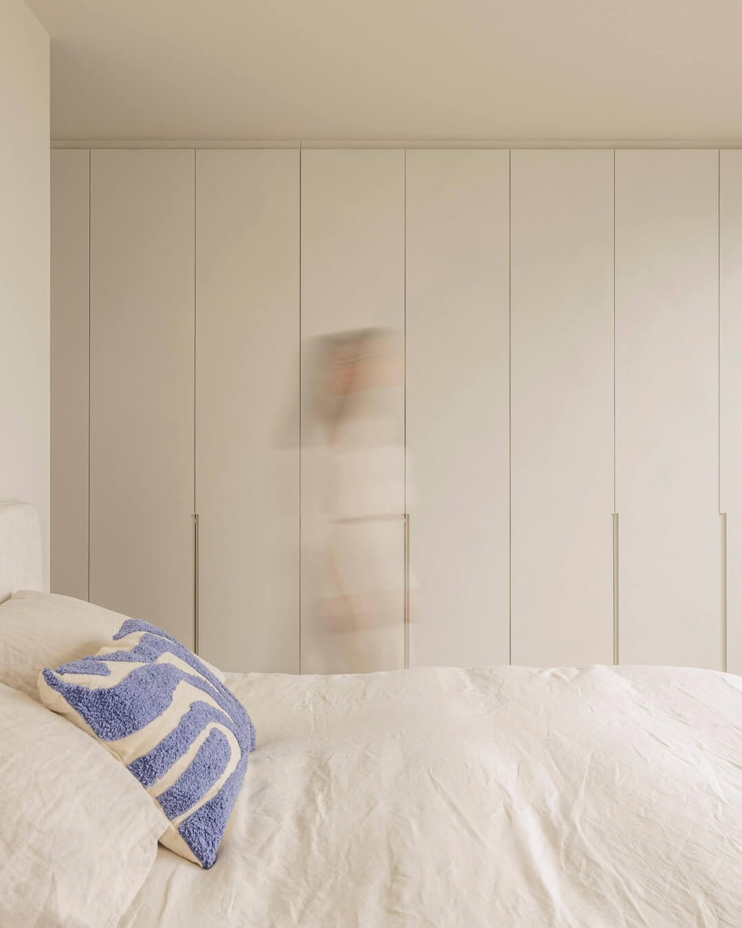 CChambre à coucher avec intérieur minimaliste et dressing élégant sur mesure 
