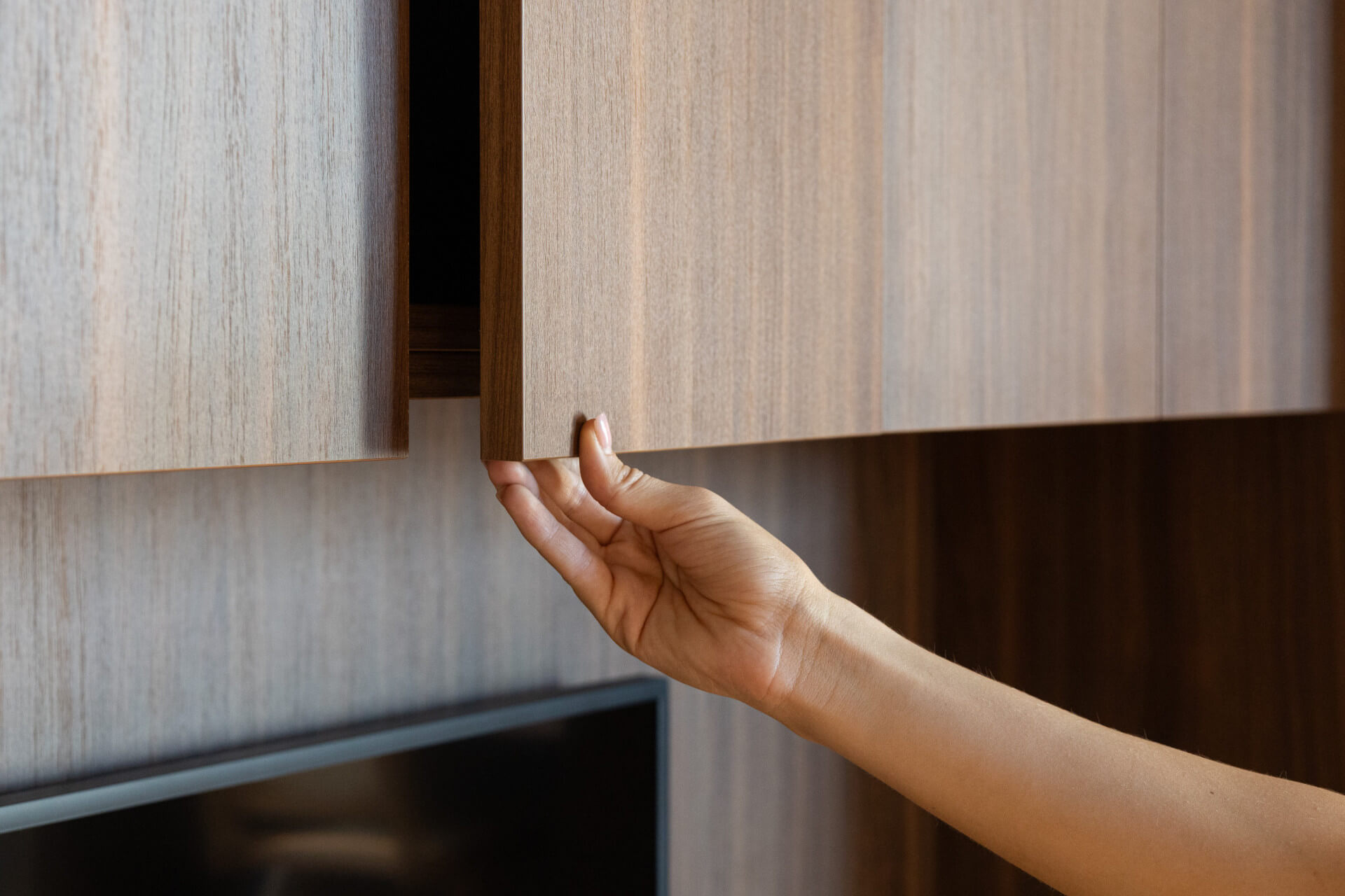 Grip profile for ceiling cabinets: easily open your cabinet from underneath with Maatkasten Online.