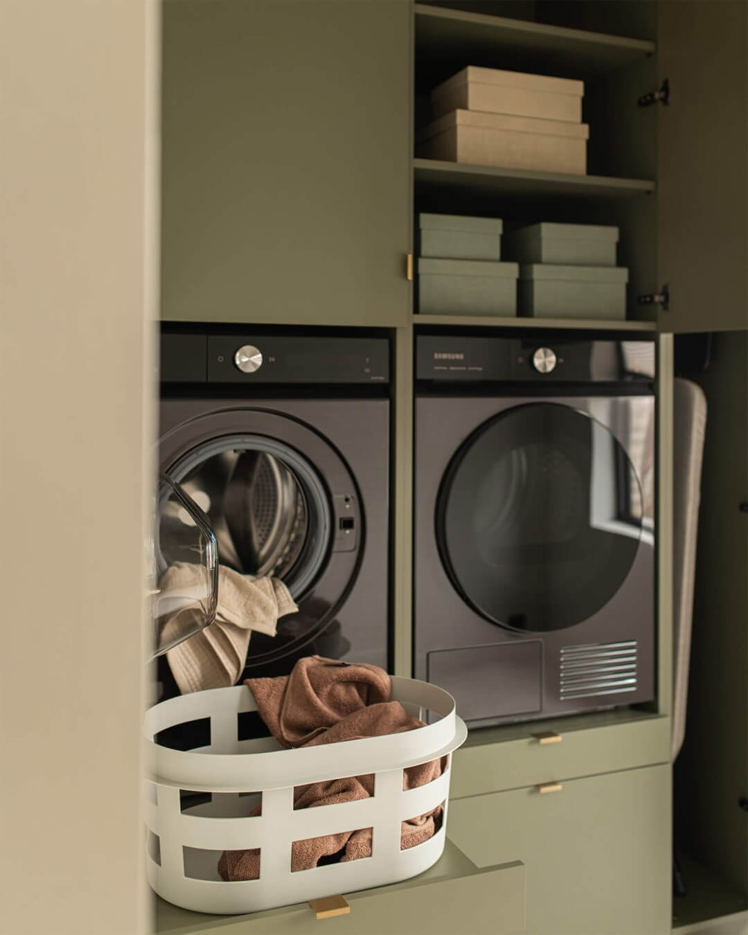 The custom-made laundry closet in the Sundae Huis laundry room