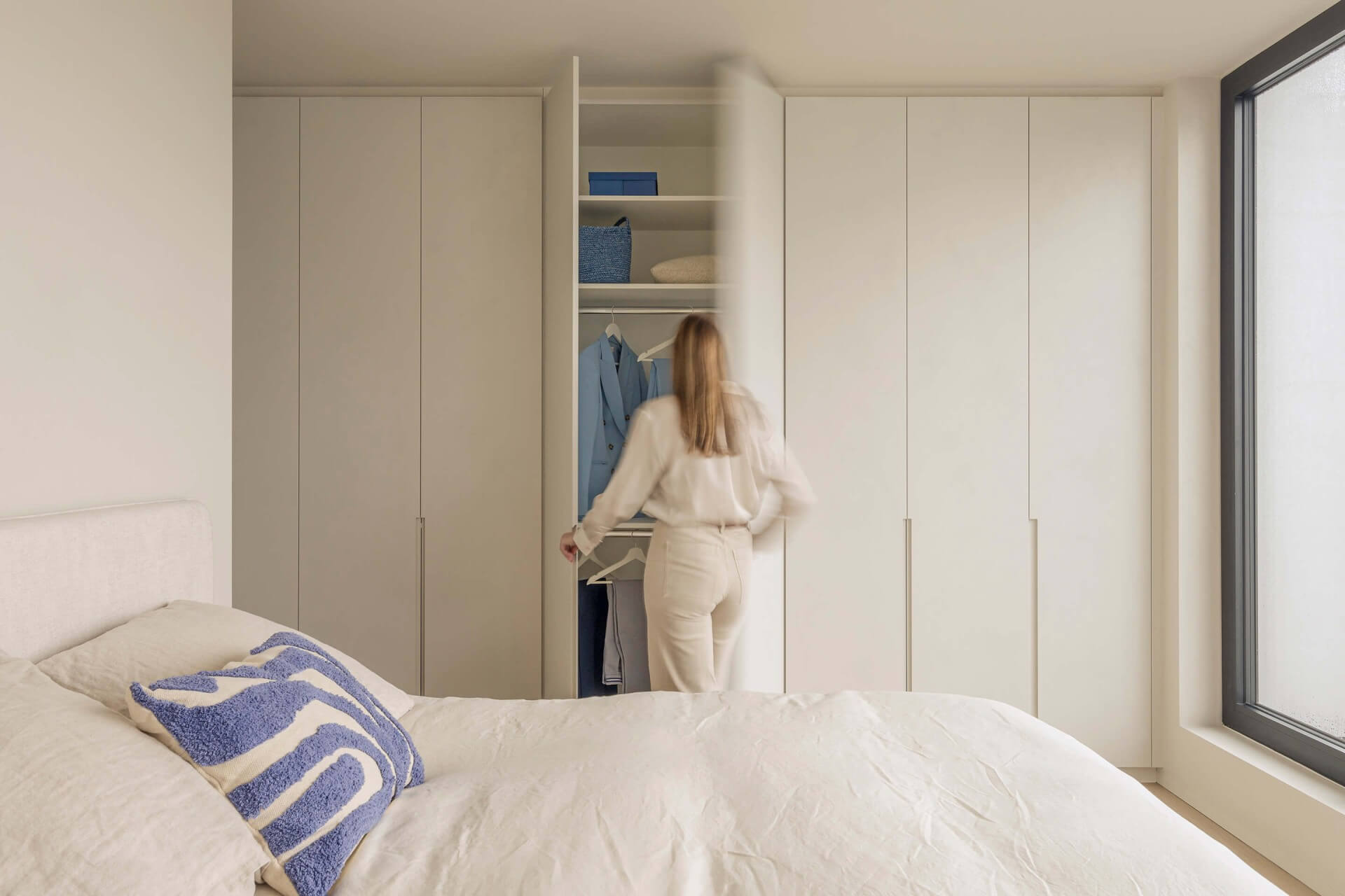 Armoire sur mesure avec longues poignées encastrées 